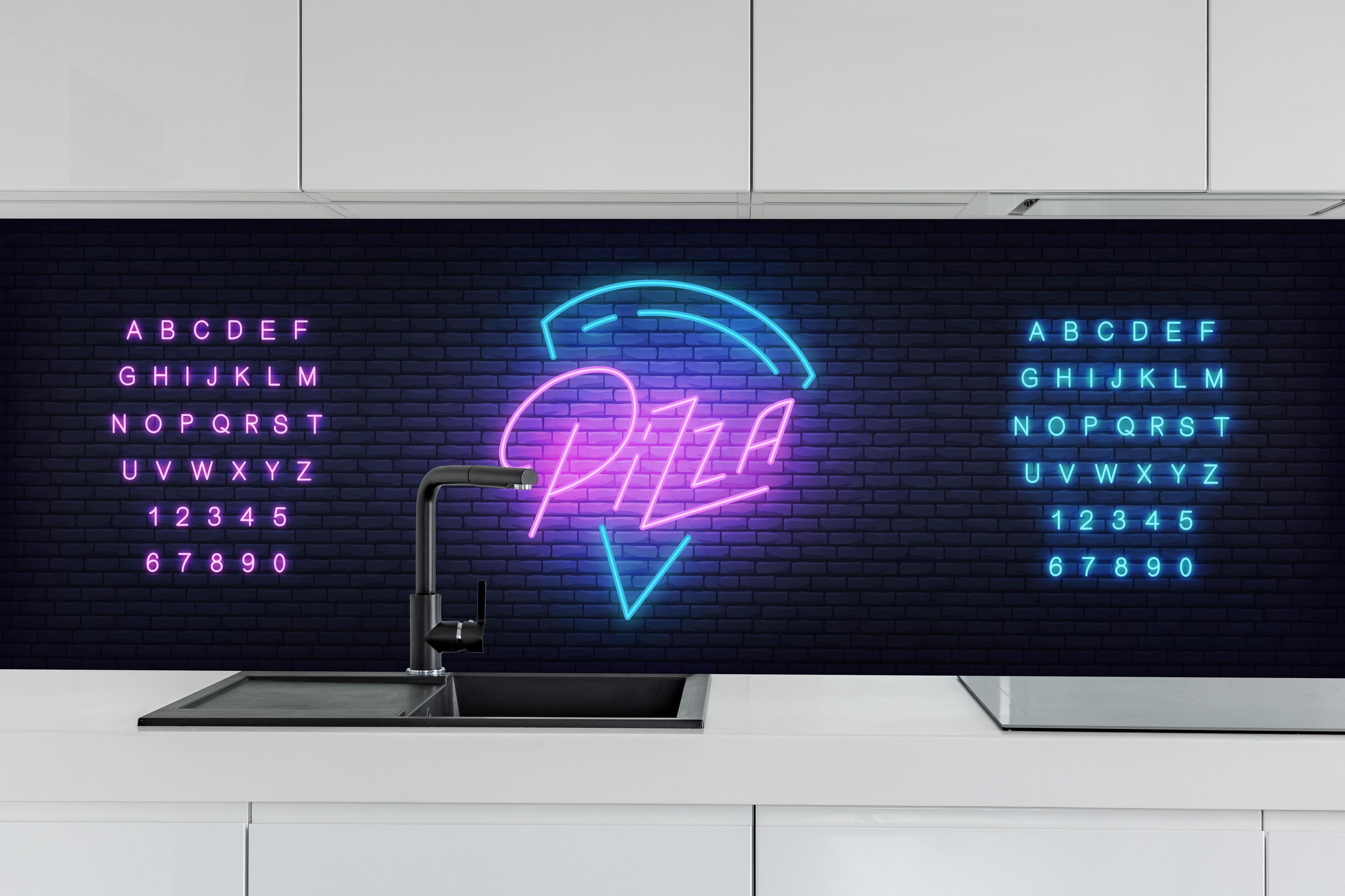 Küche - Bunte Neon-Leuchtschrift Pizza Werbung hinter weißen Hochglanz-Küchenregalen und schwarzem Wasserhahn
