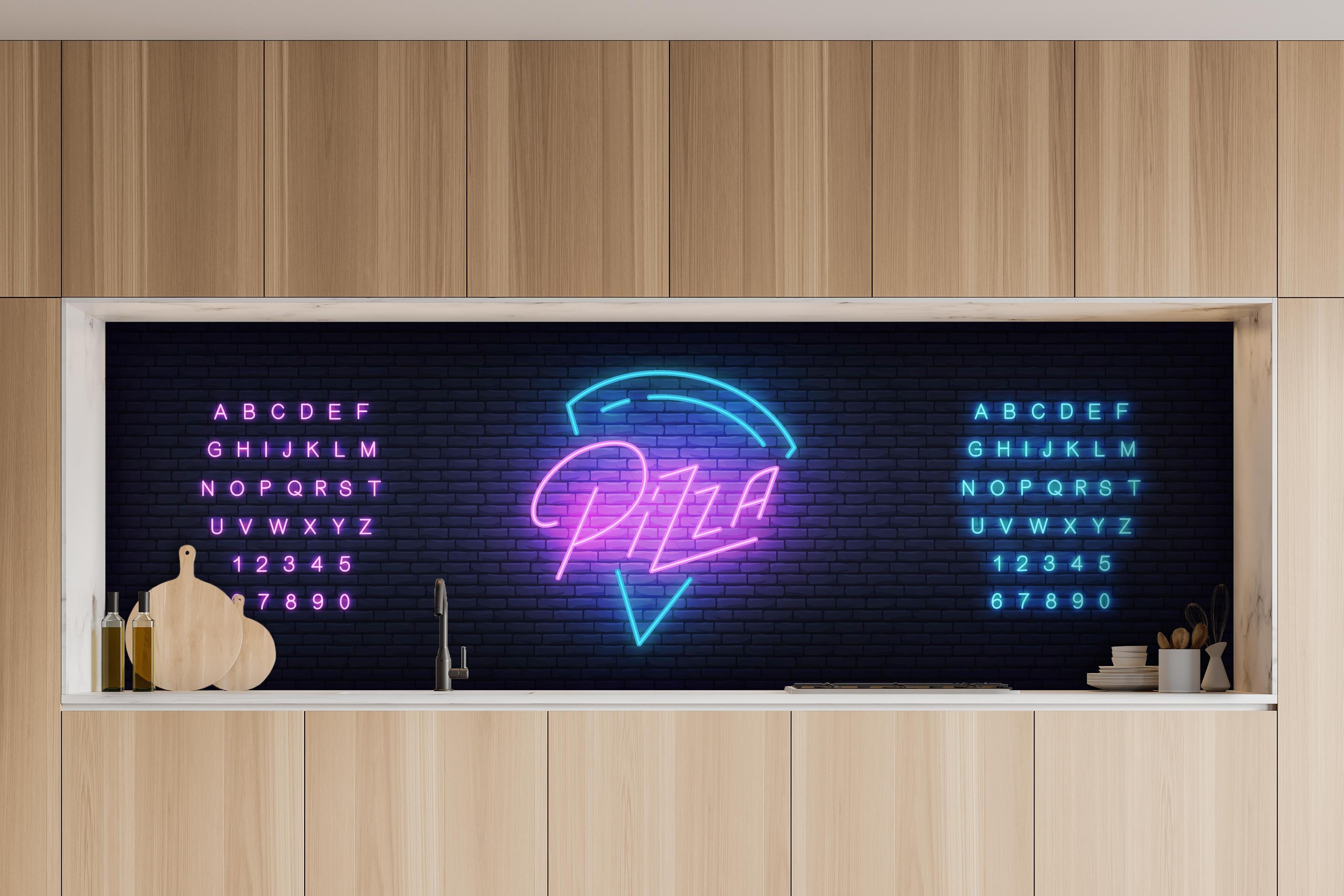 Küche - Bunte Neon-Leuchtschrift Pizza Werbung hinter weißen Hochglanz-Küchenregalen und schwarzem Wasserhahn