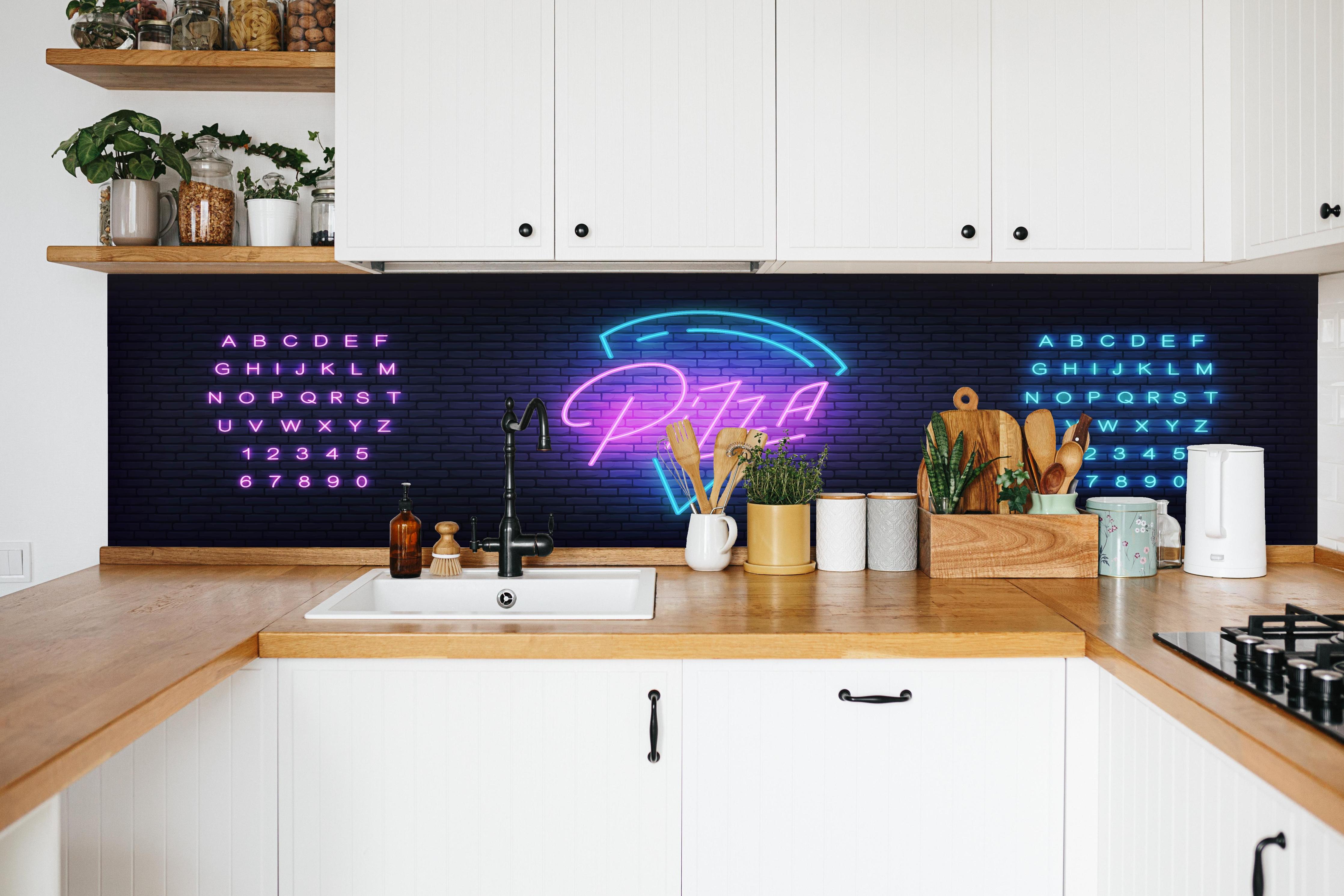Küche - Bunte Neon-Leuchtschrift Pizza Werbung hinter weißen Hochglanz-Küchenregalen und schwarzem Wasserhahn