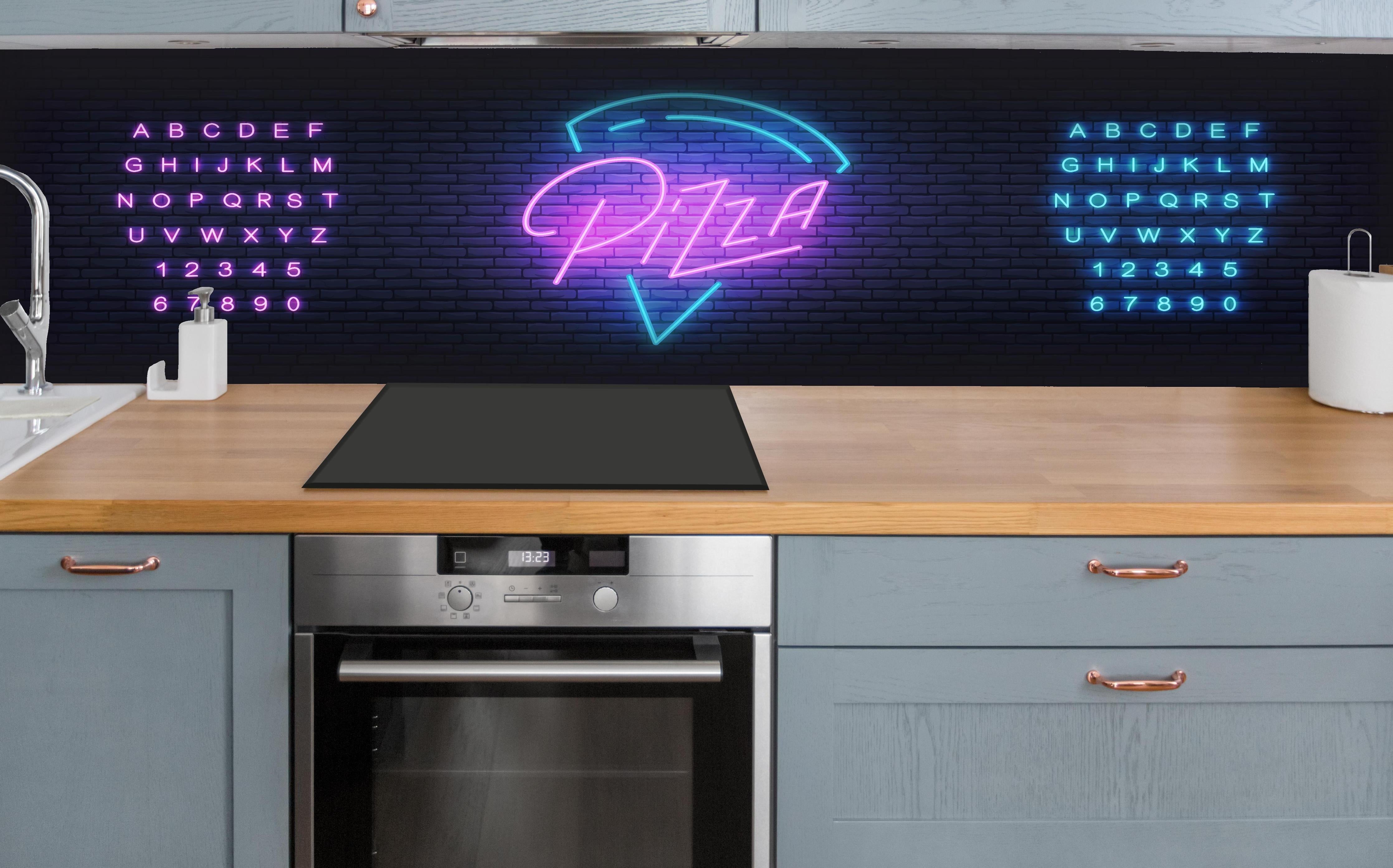 Küche - Bunte Neon-Leuchtschrift Pizza Werbung hinter weißen Hochglanz-Küchenregalen und schwarzem Wasserhahn