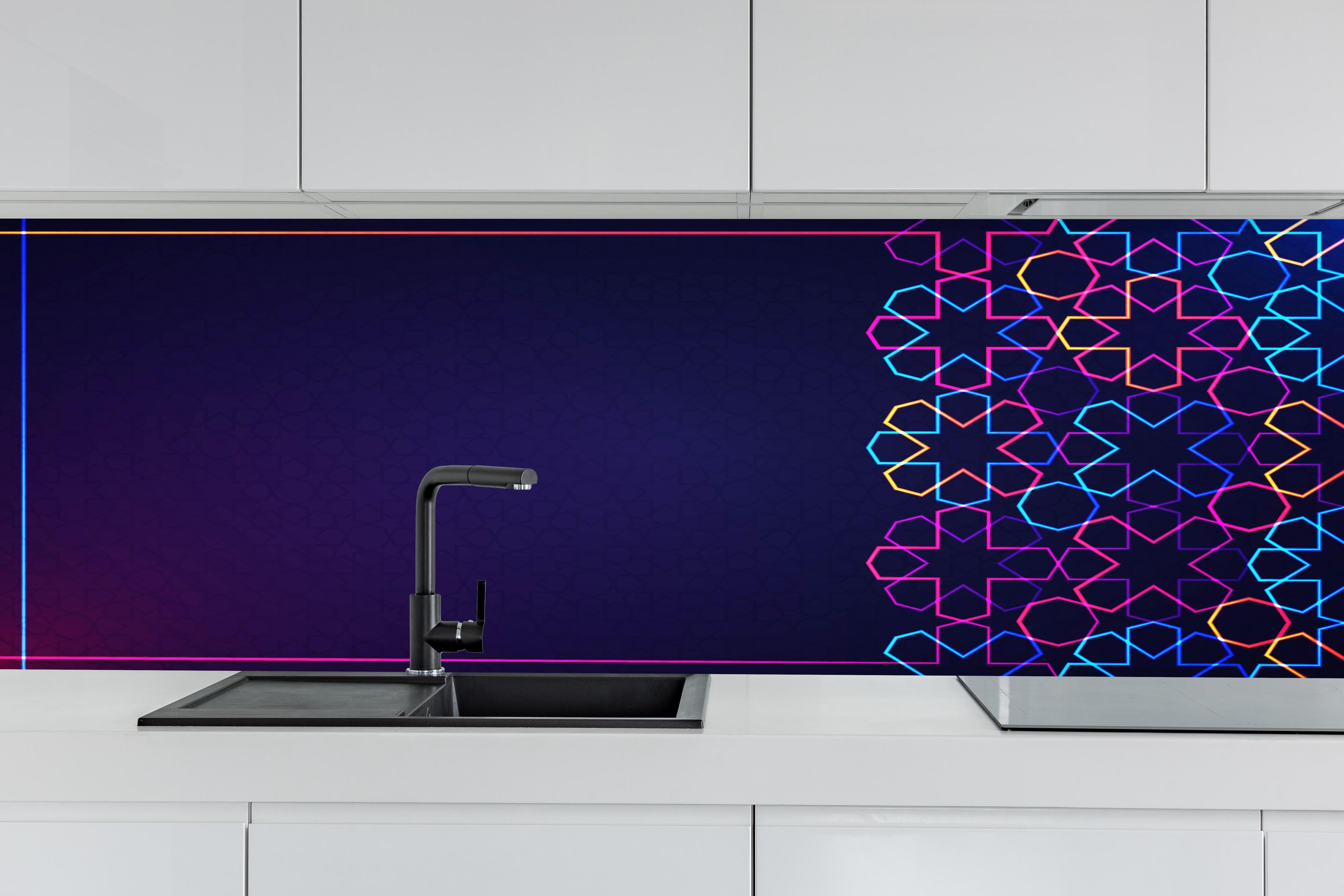 Küche - Bunte Neon Muster Eid Mubarak Hintergrund hinter weißen Hochglanz-Küchenregalen und schwarzem Wasserhahn