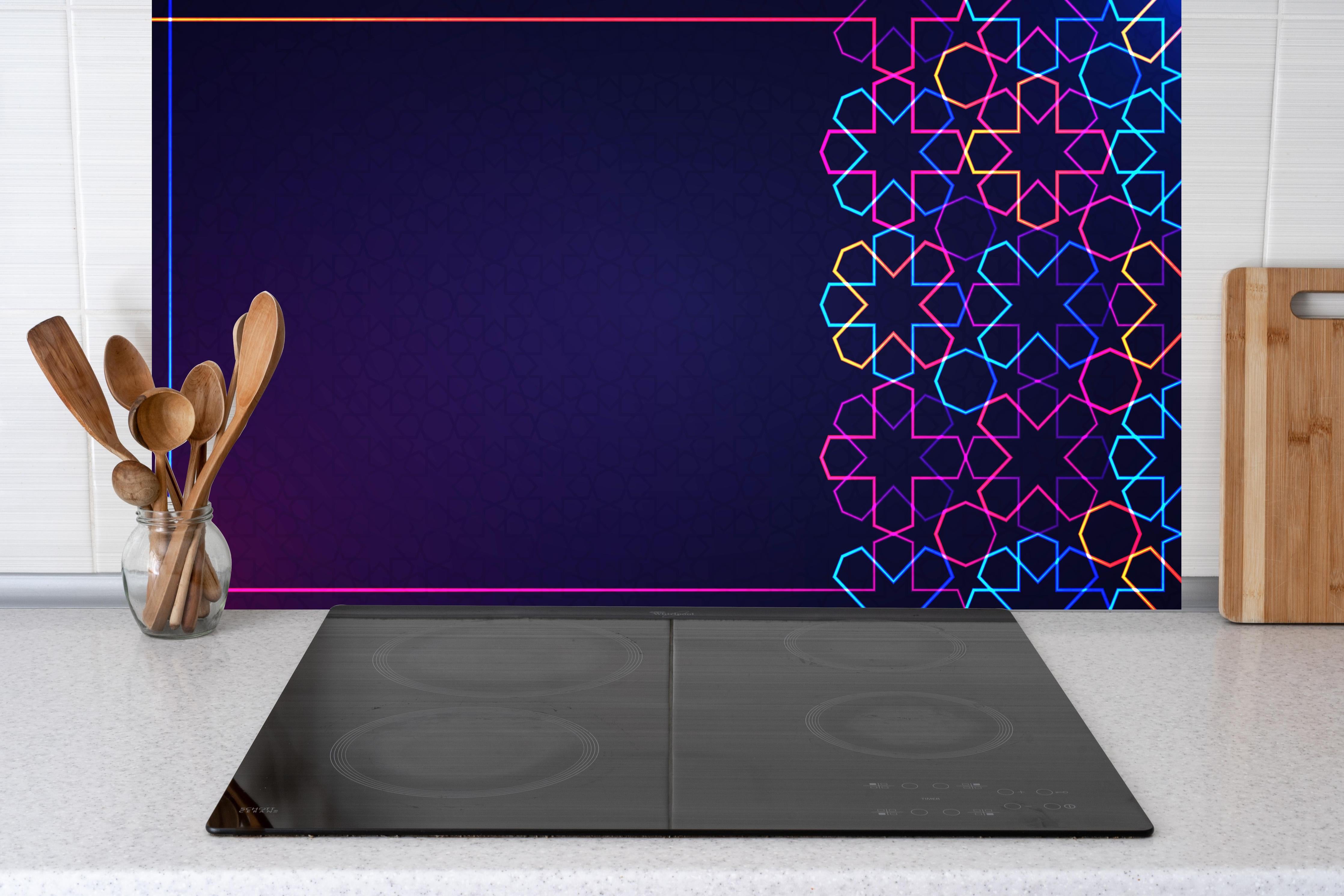 Küche - Bunte Neon Muster Eid Mubarak Hintergrund hinter weißen Hochglanz-Küchenregalen und schwarzem Wasserhahn