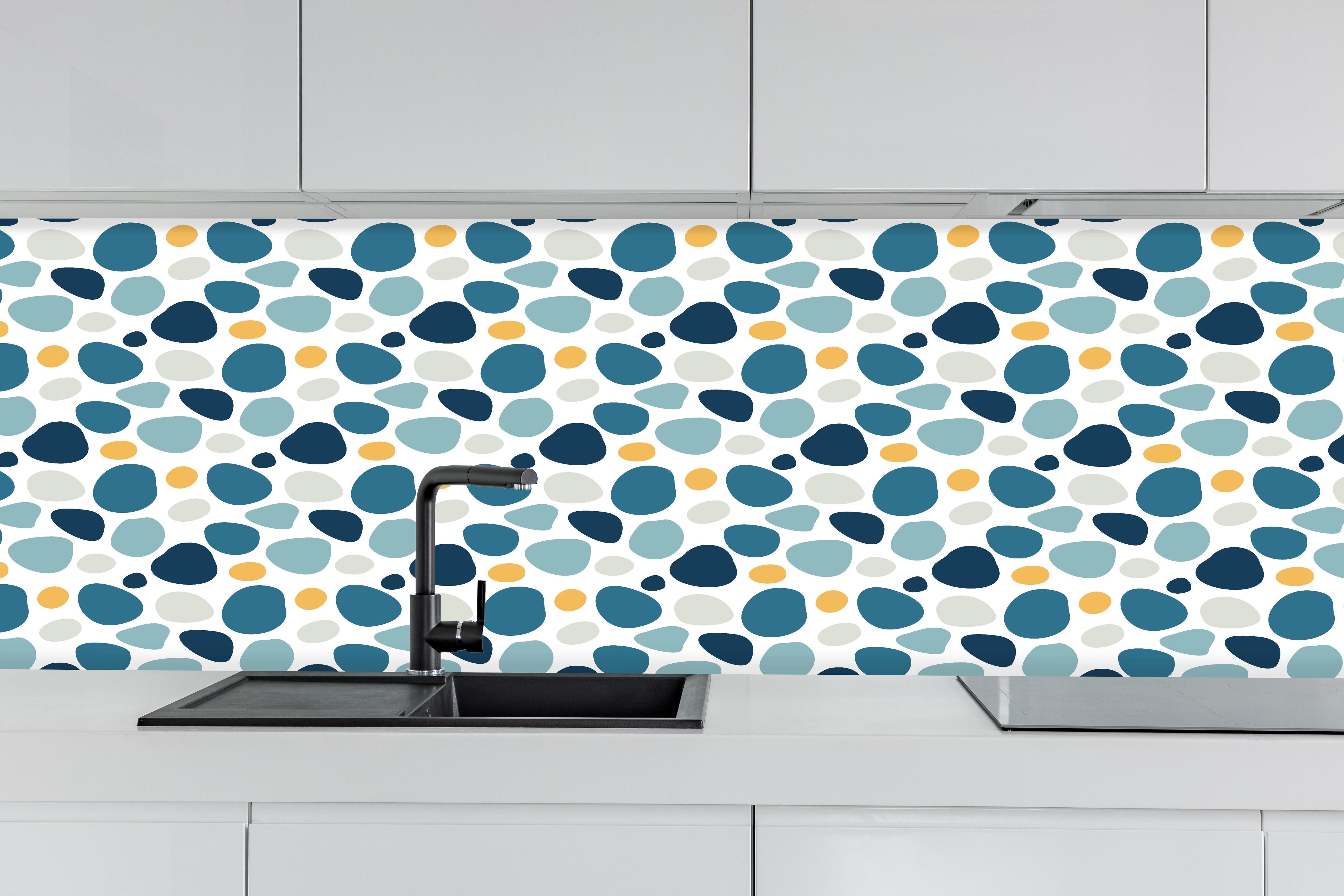 Küche - Bunte Nordische Abstrakte Nahtlose Textur hinter weißen Hochglanz-Küchenregalen und schwarzem Wasserhahn