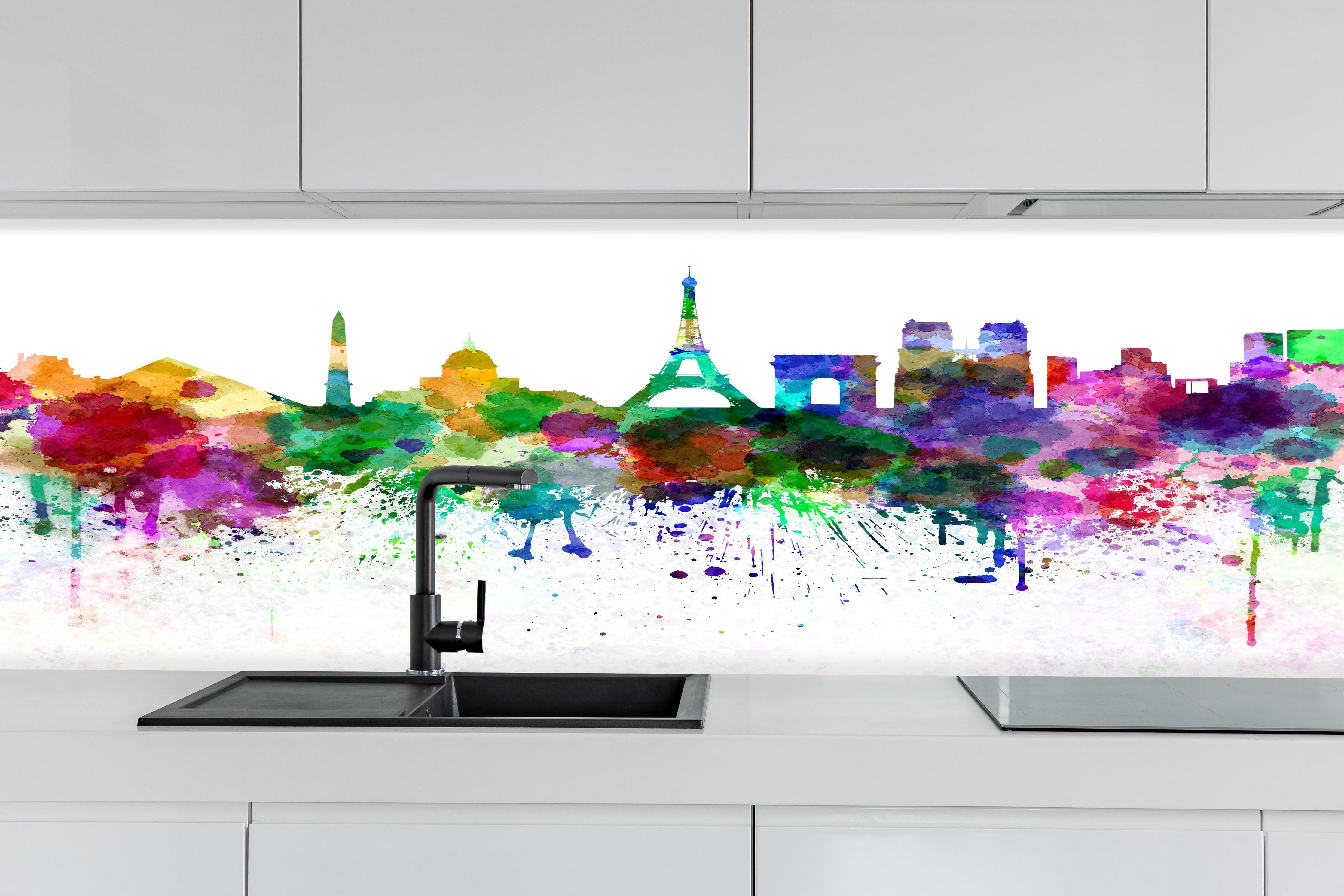 Küche - Bunte Paris Skyline Aquarell hinter weißen Hochglanz-Küchenregalen und schwarzem Wasserhahn