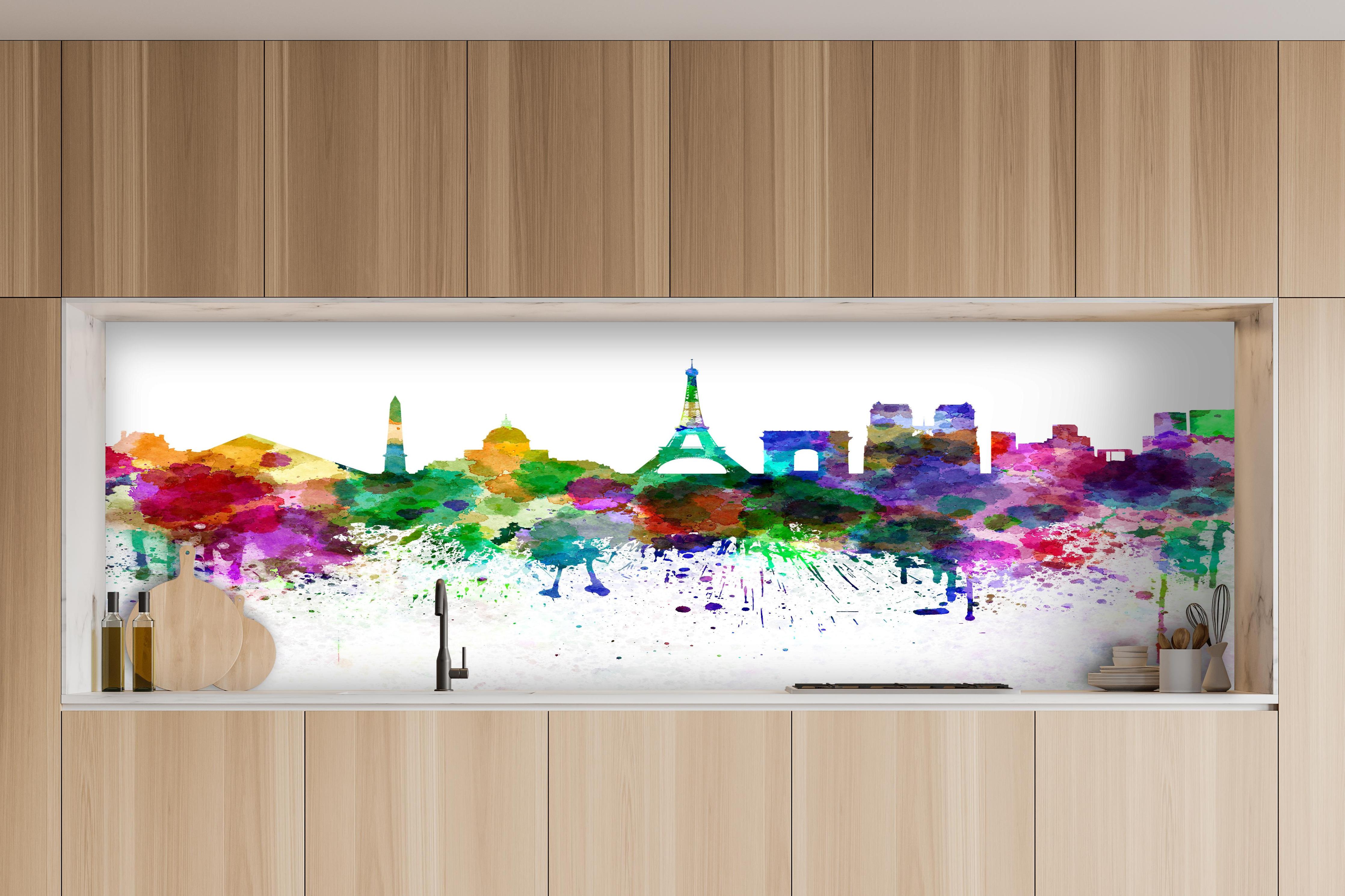 Küche - Bunte Paris Skyline Aquarell hinter weißen Hochglanz-Küchenregalen und schwarzem Wasserhahn