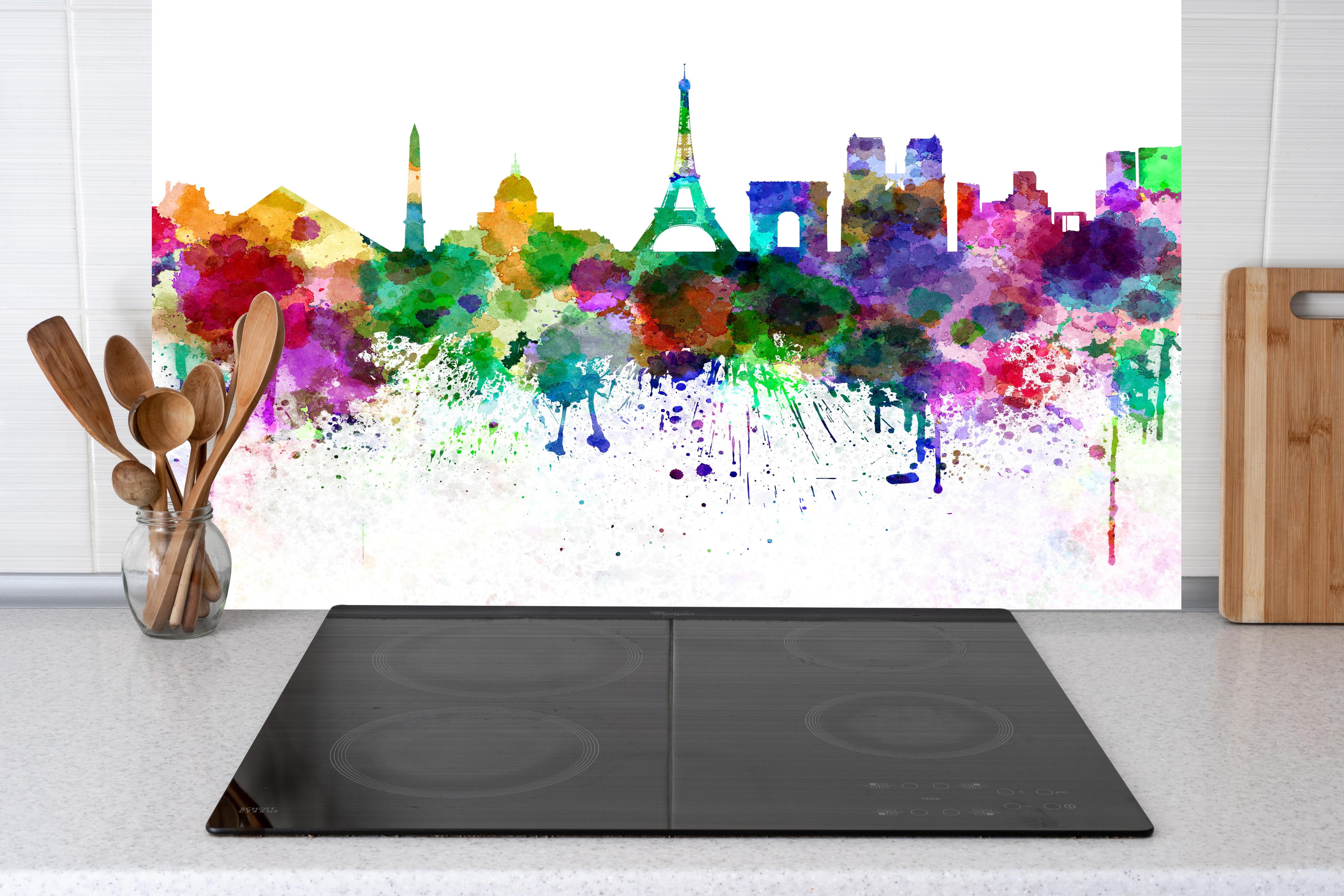 Küche - Bunte Paris Skyline Aquarell hinter weißen Hochglanz-Küchenregalen und schwarzem Wasserhahn