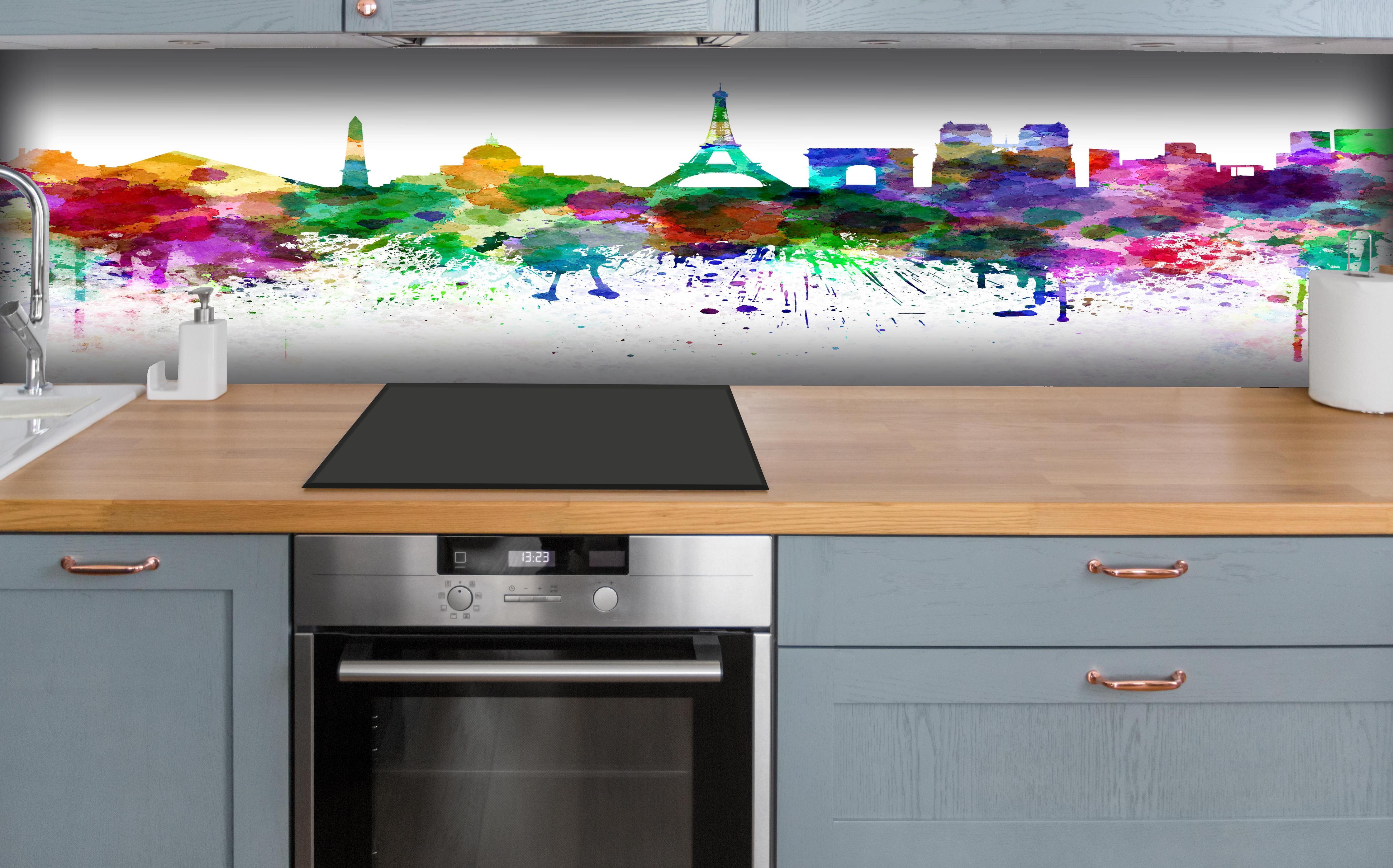Küche - Bunte Paris Skyline Aquarell hinter weißen Hochglanz-Küchenregalen und schwarzem Wasserhahn