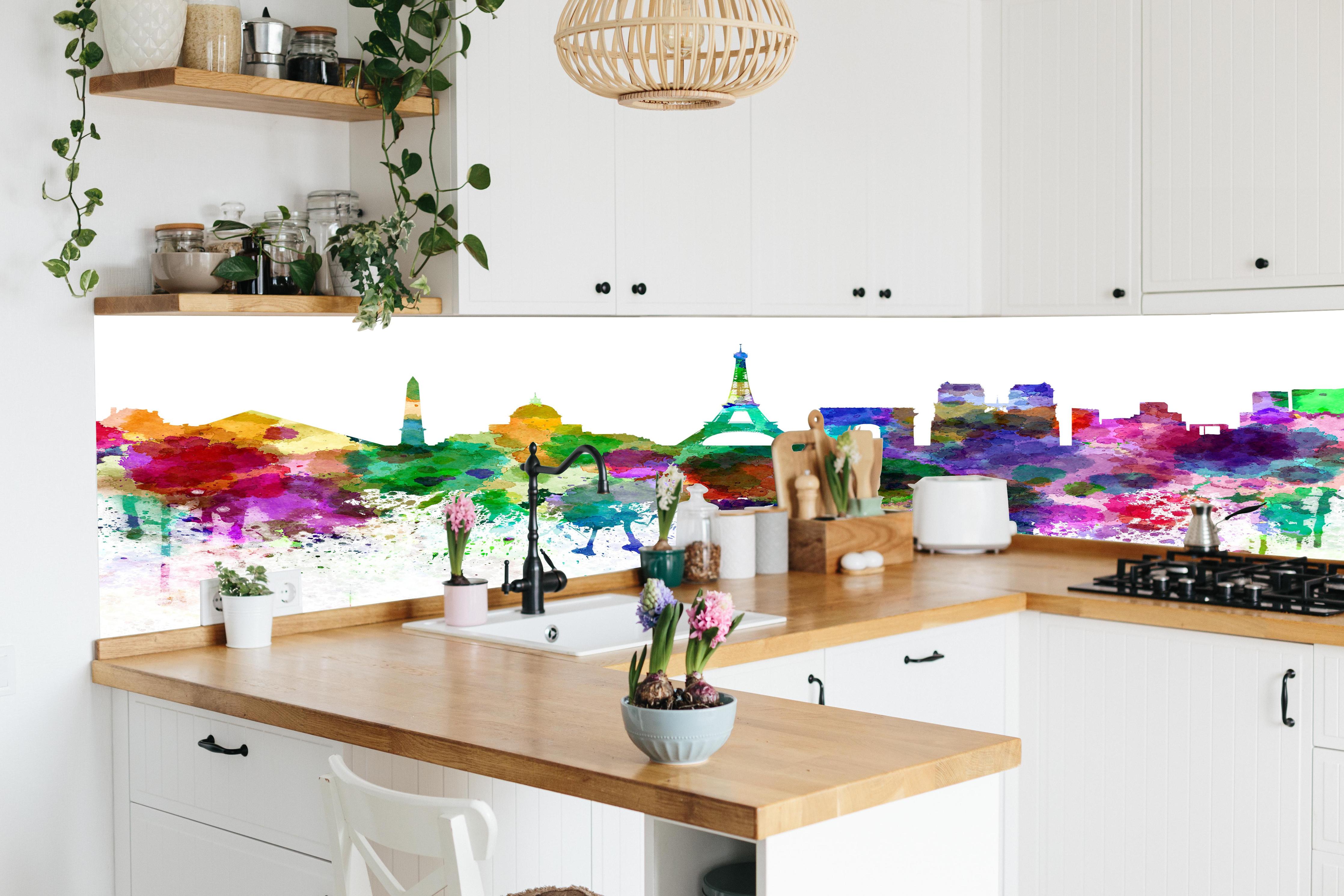 Küche - Bunte Paris Skyline Aquarell hinter weißen Hochglanz-Küchenregalen und schwarzem Wasserhahn