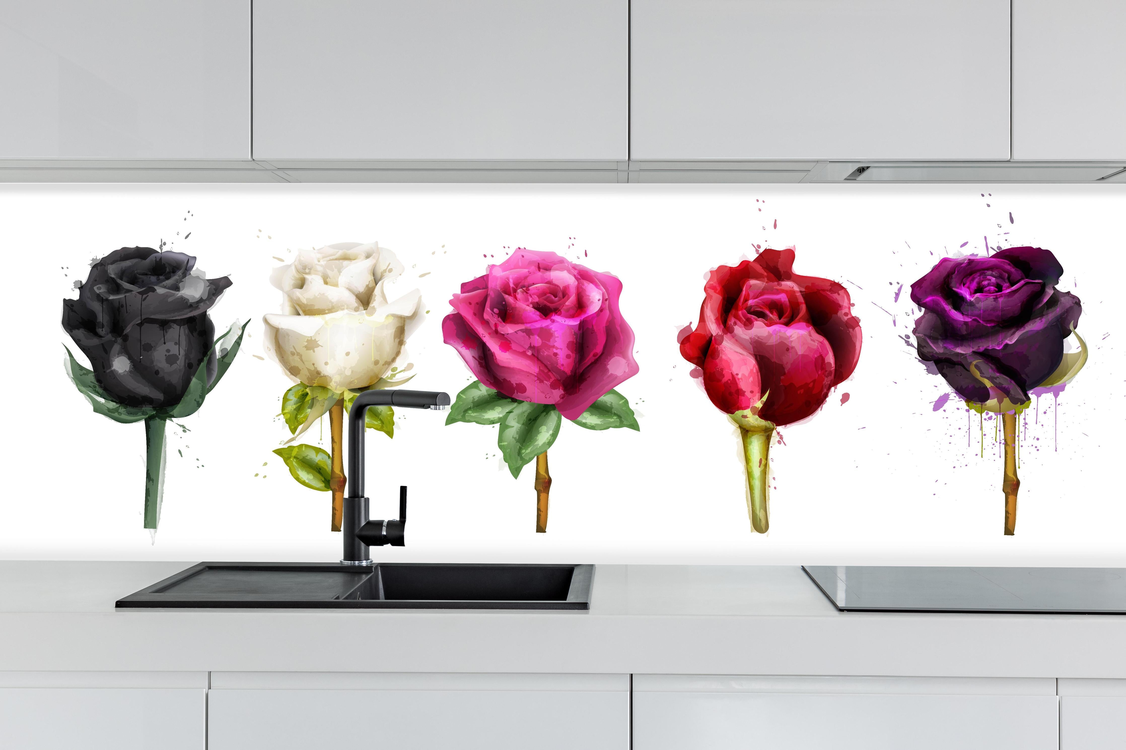 Küche - Bunte Rosen mit farbigen Tropfen hinter weißen Hochglanz-Küchenregalen und schwarzem Wasserhahn