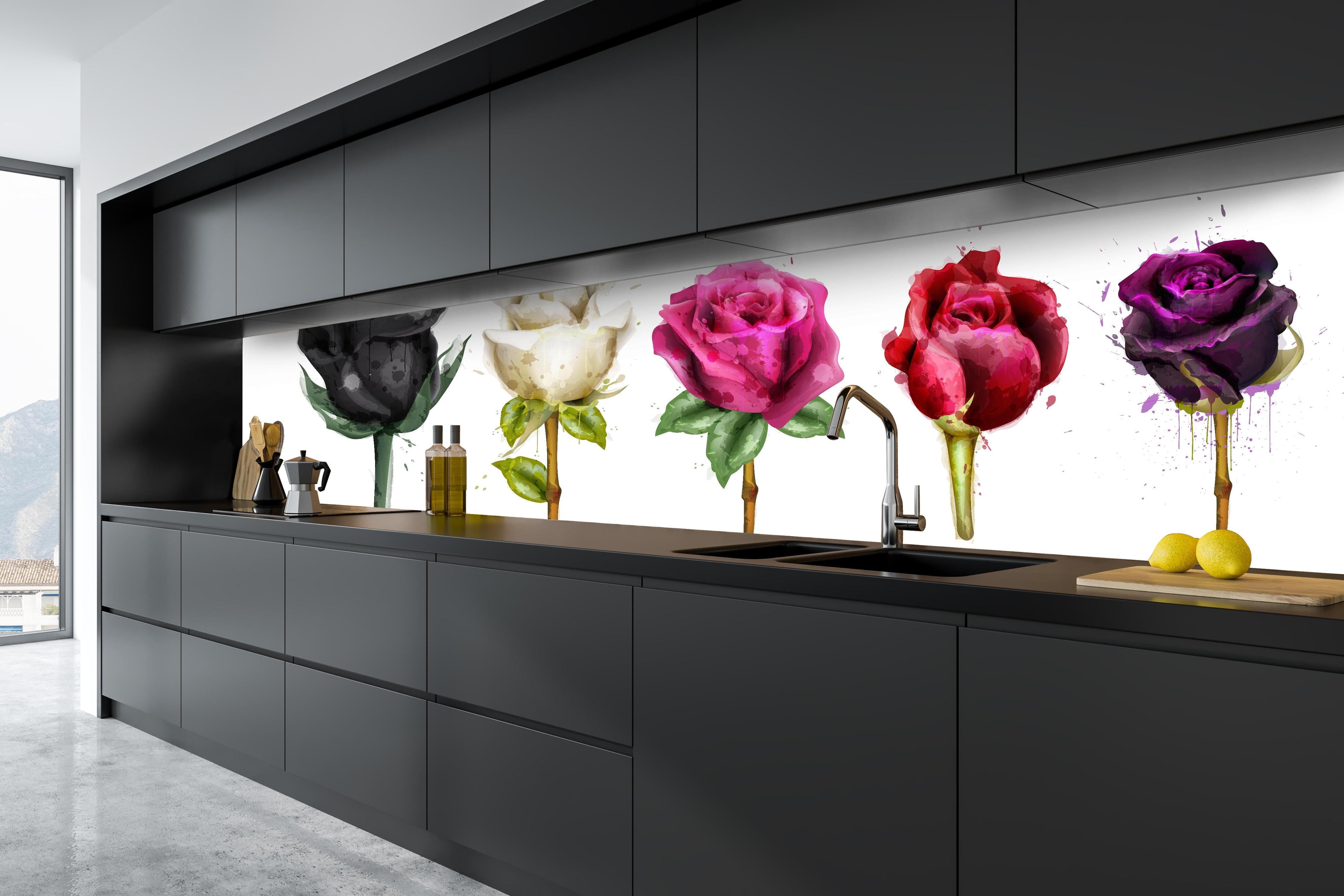 Küche - Bunte Rosen mit farbigen Tropfen hinter weißen Hochglanz-Küchenregalen und schwarzem Wasserhahn