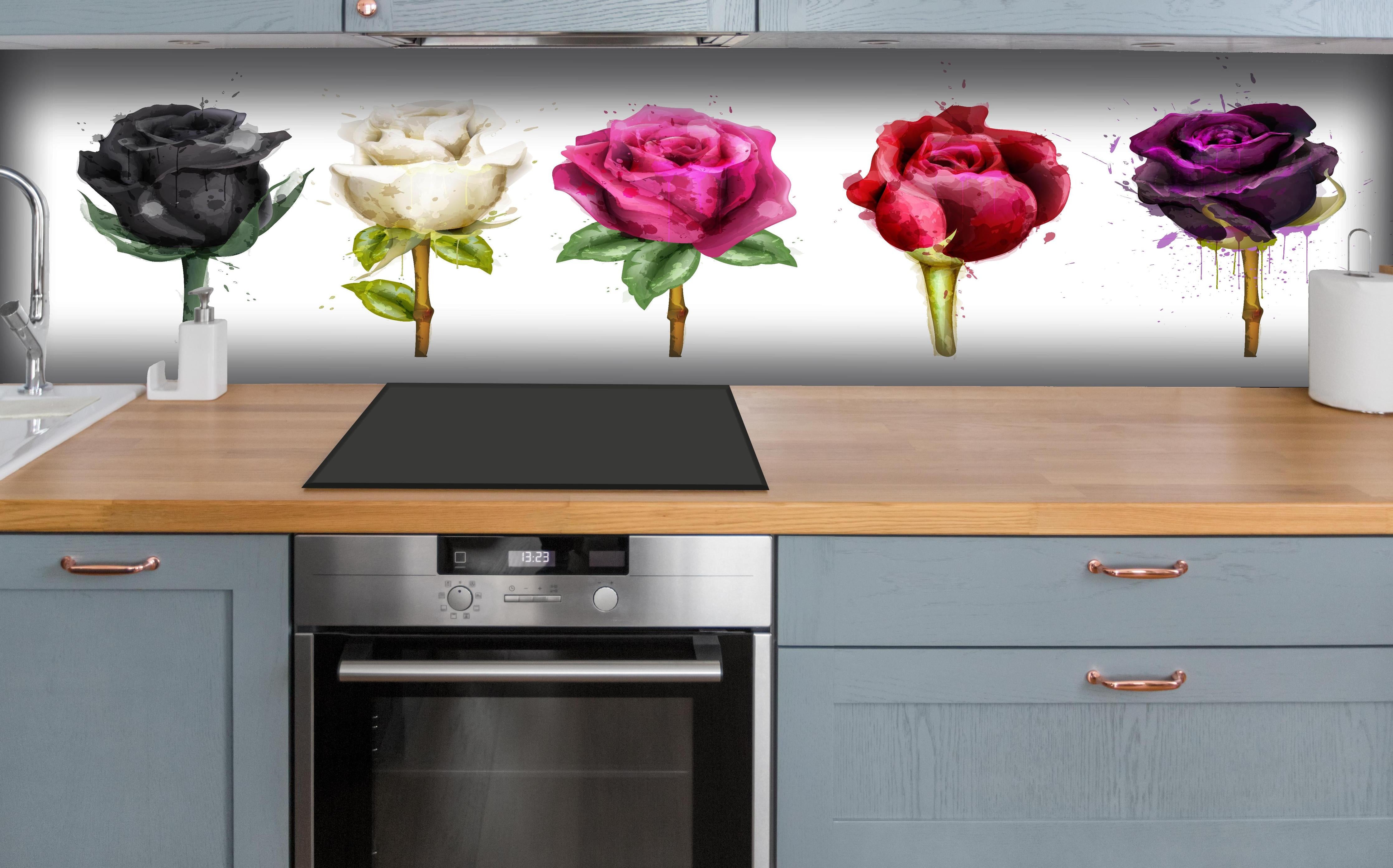 Küche - Bunte Rosen mit farbigen Tropfen hinter weißen Hochglanz-Küchenregalen und schwarzem Wasserhahn