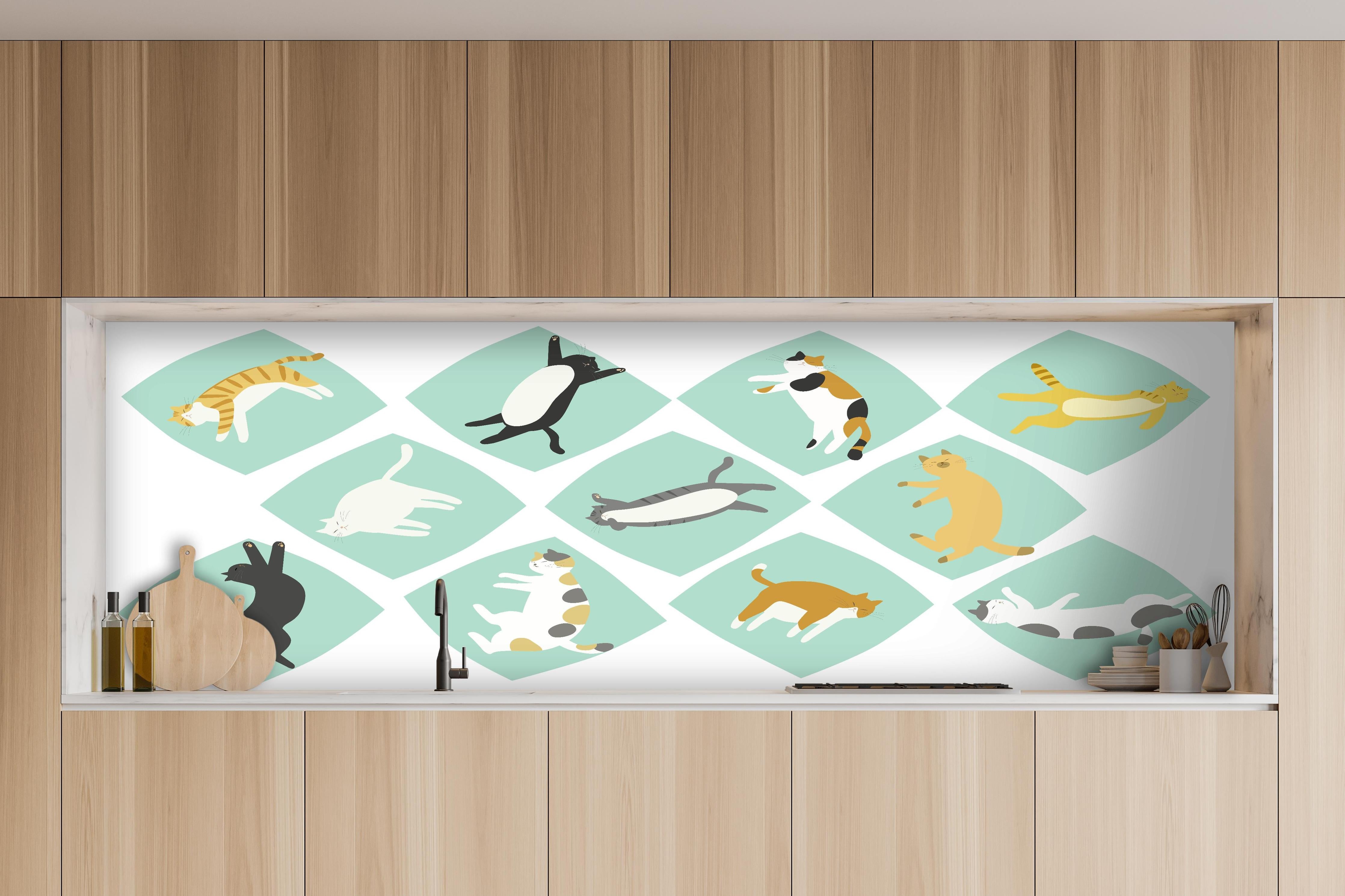 Küche - Bunte Sammlung verspielter Tierillustrationen hinter weißen Hochglanz-Küchenregalen und schwarzem Wasserhahn