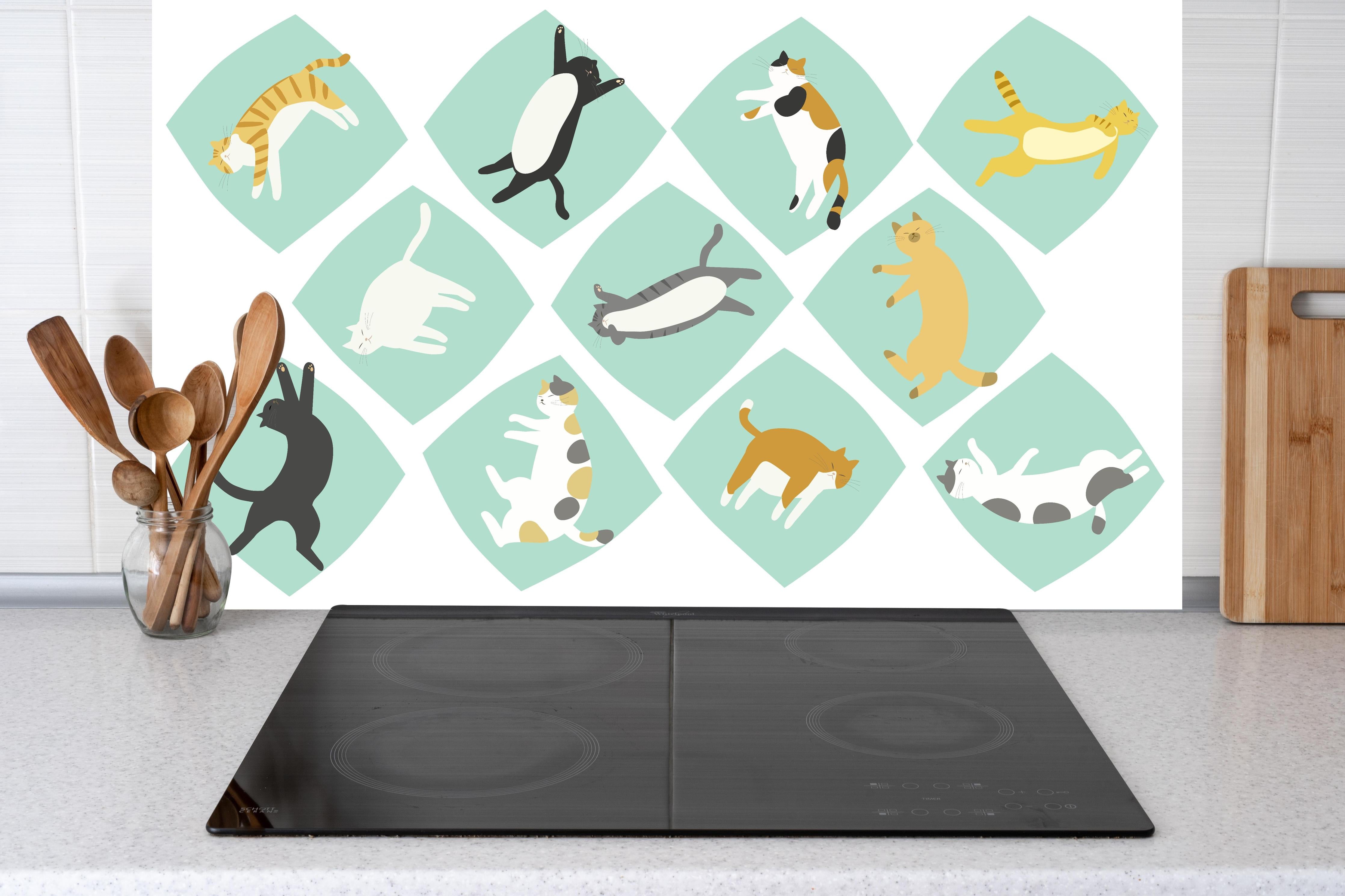 Küche - Bunte Sammlung verspielter Tierillustrationen hinter weißen Hochglanz-Küchenregalen und schwarzem Wasserhahn