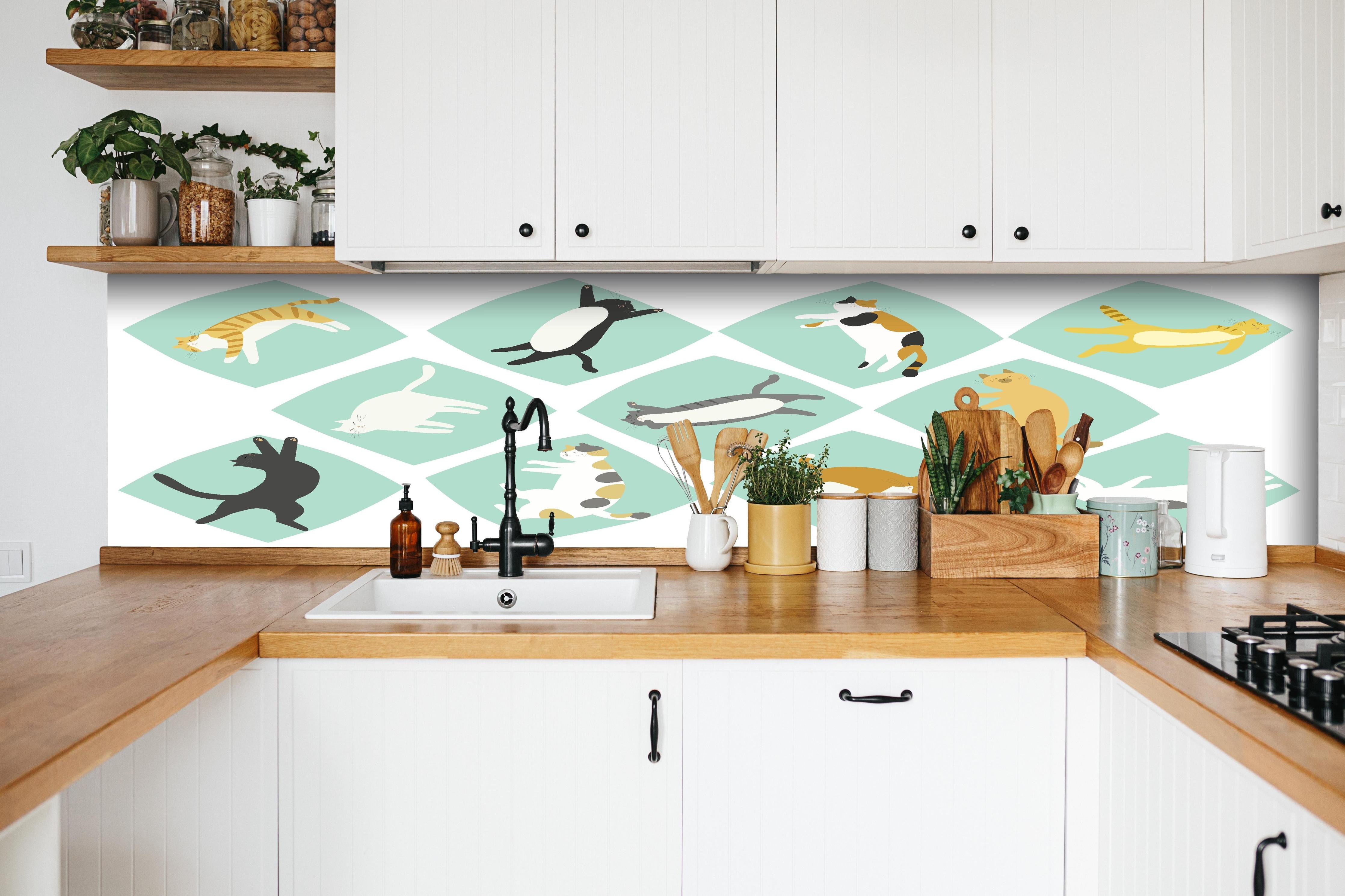 Küche - Bunte Sammlung verspielter Tierillustrationen hinter weißen Hochglanz-Küchenregalen und schwarzem Wasserhahn