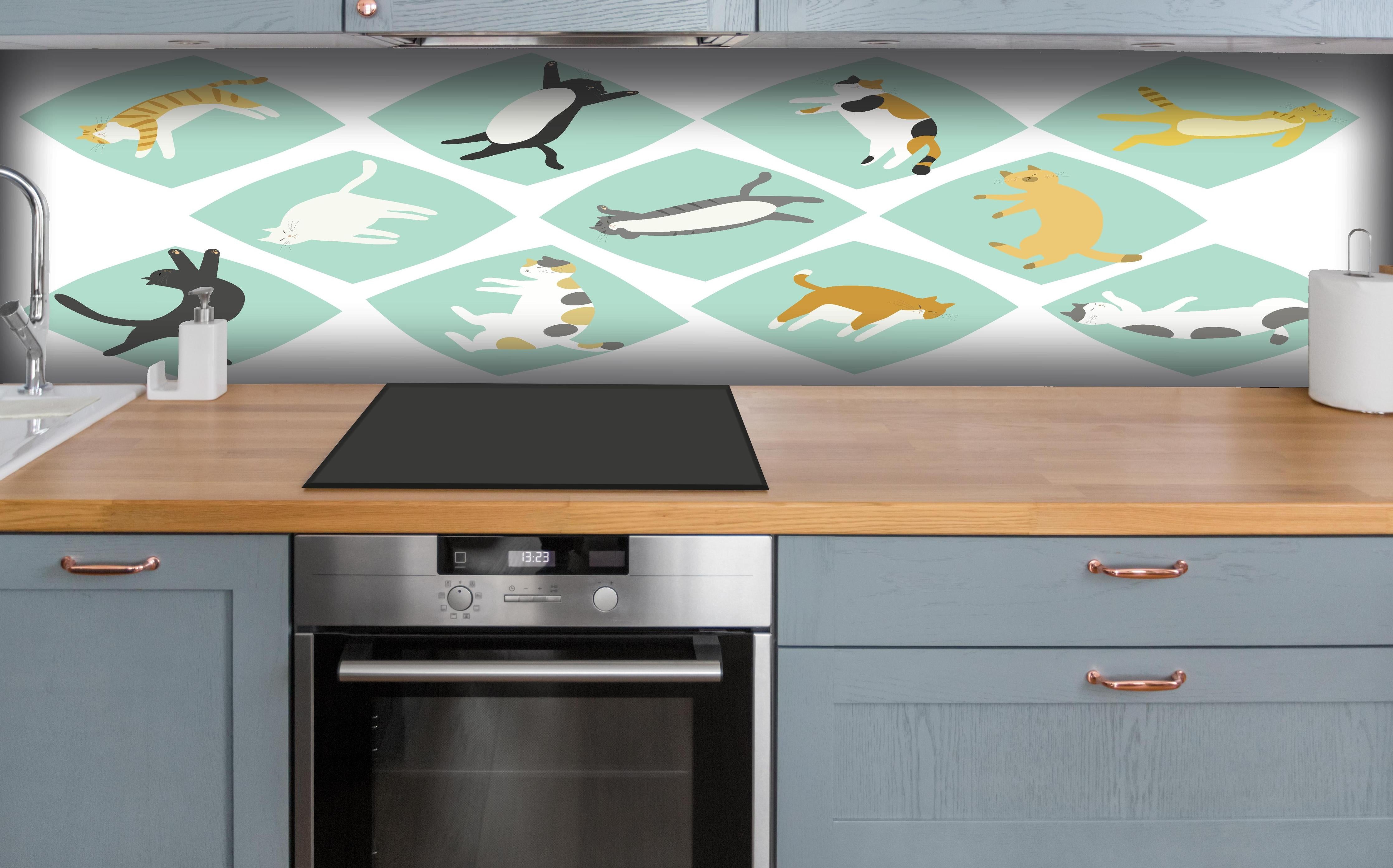 Küche - Bunte Sammlung verspielter Tierillustrationen hinter weißen Hochglanz-Küchenregalen und schwarzem Wasserhahn