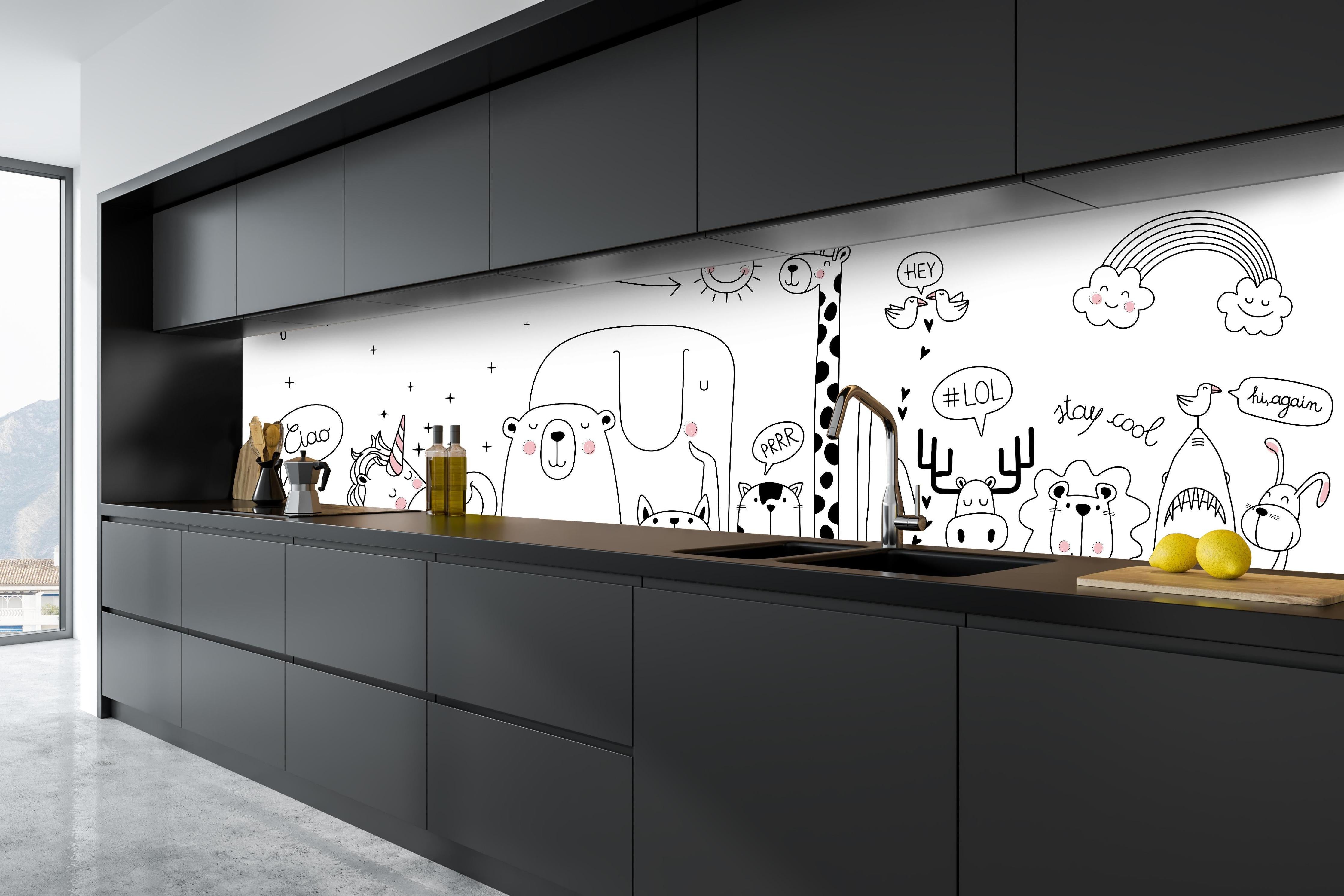Küche - Bunte Tierzeichnungen Schwarz-Weiß Illustration hinter weißen Hochglanz-Küchenregalen und schwarzem Wasserhahn