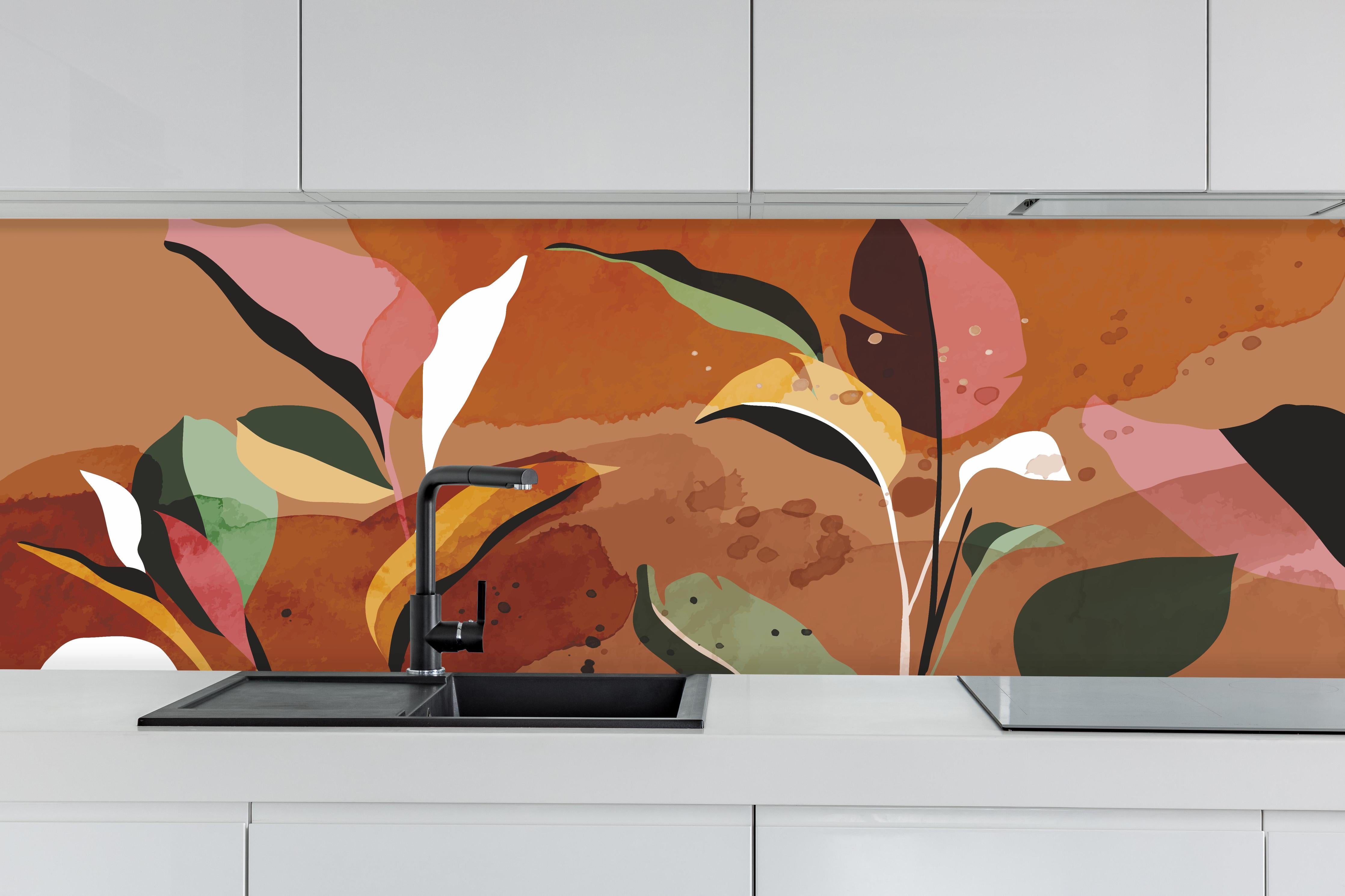 Küche - Bunte abstrakte Herbstblatt-Illustration hinter weißen Hochglanz-Küchenregalen und schwarzem Wasserhahn