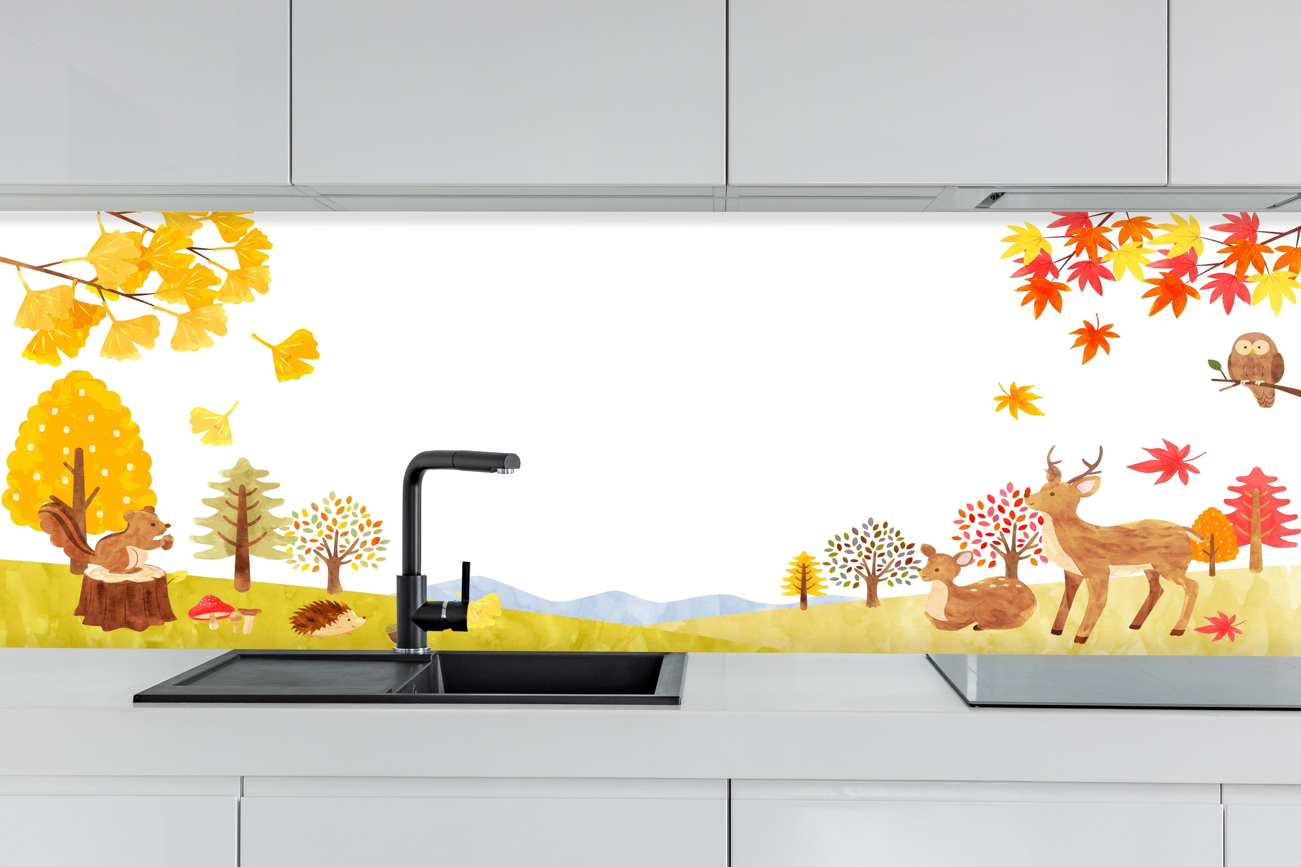 Küche - Bunter Herbstwald mit Tieren Illustration hinter weißen Hochglanz-Küchenregalen und schwarzem Wasserhahn