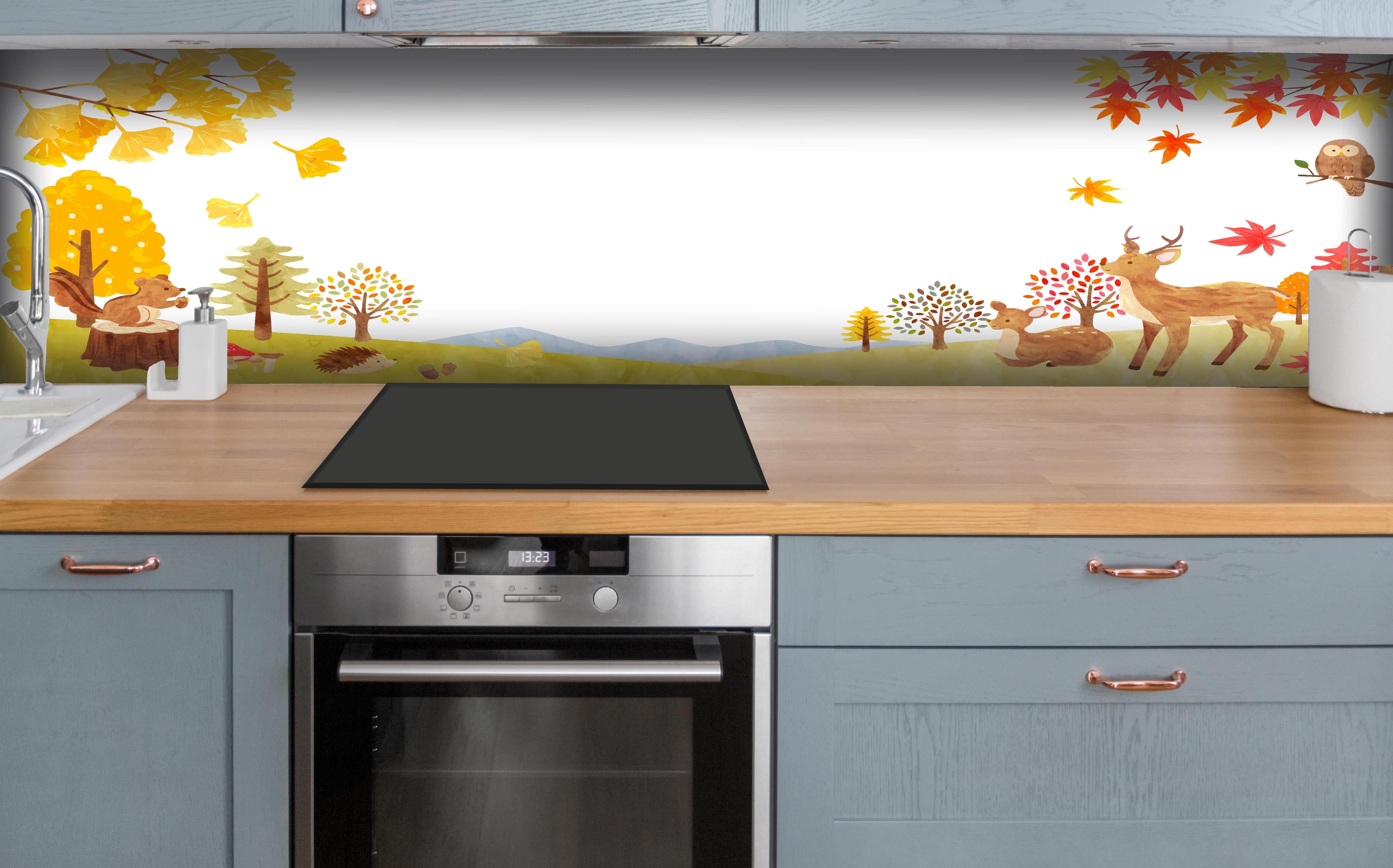 Küche - Bunter Herbstwald mit Tieren Illustration hinter weißen Hochglanz-Küchenregalen und schwarzem Wasserhahn
