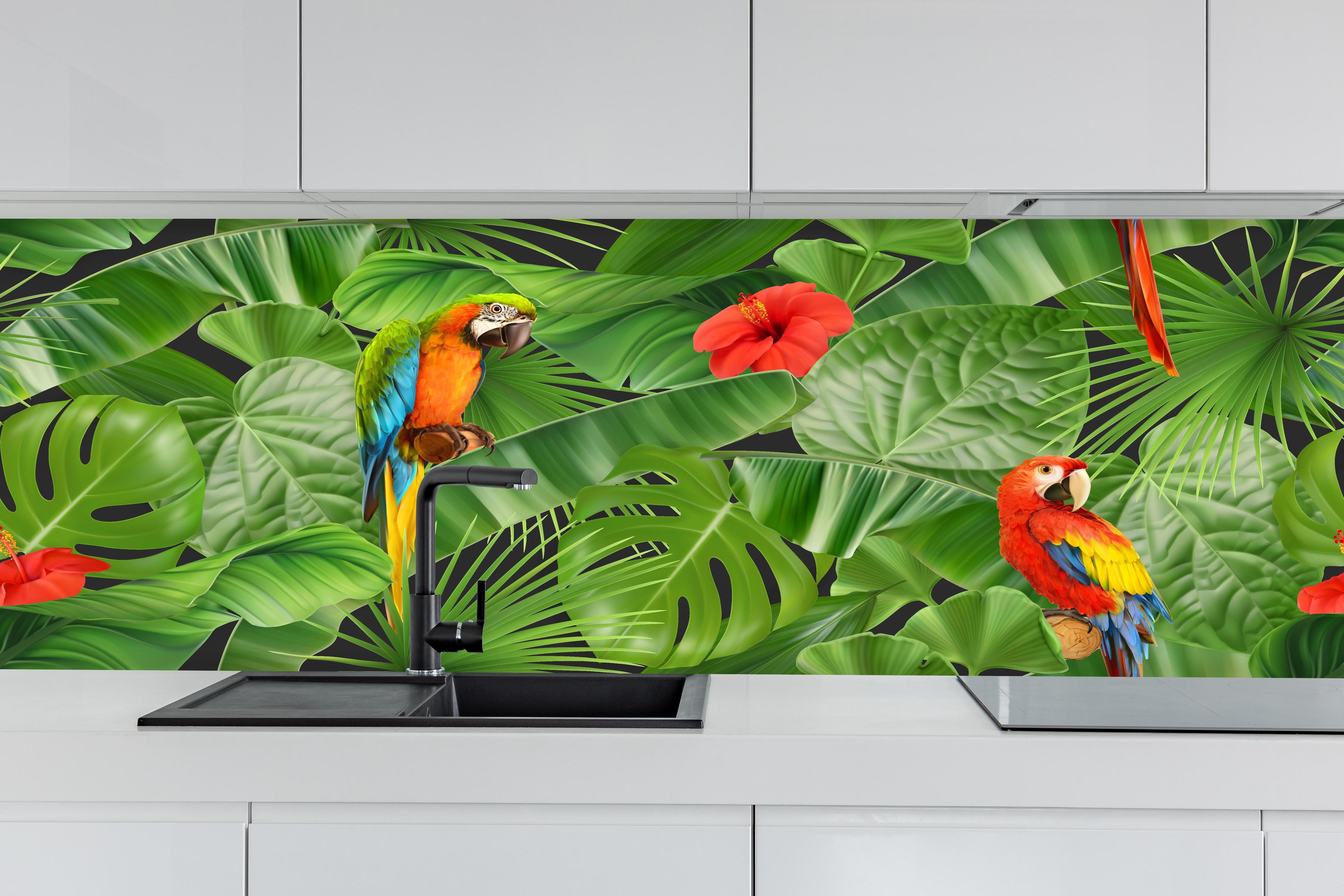 Küche - Bunter Papagei Dschungel Design hinter weißen Hochglanz-Küchenregalen und schwarzem Wasserhahn