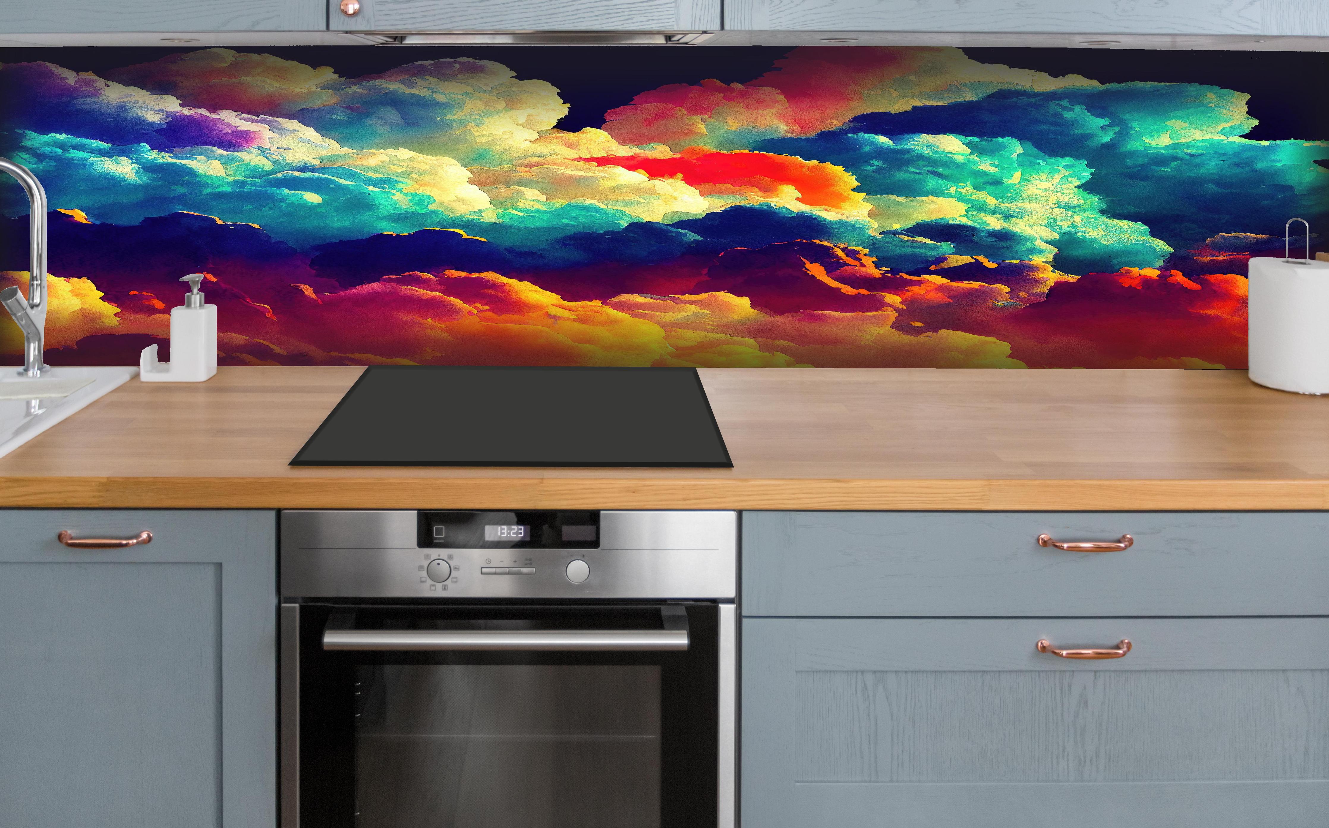 Küche - Bunter Wolkenhimmel hinter weißen Hochglanz-Küchenregalen und schwarzem Wasserhahn