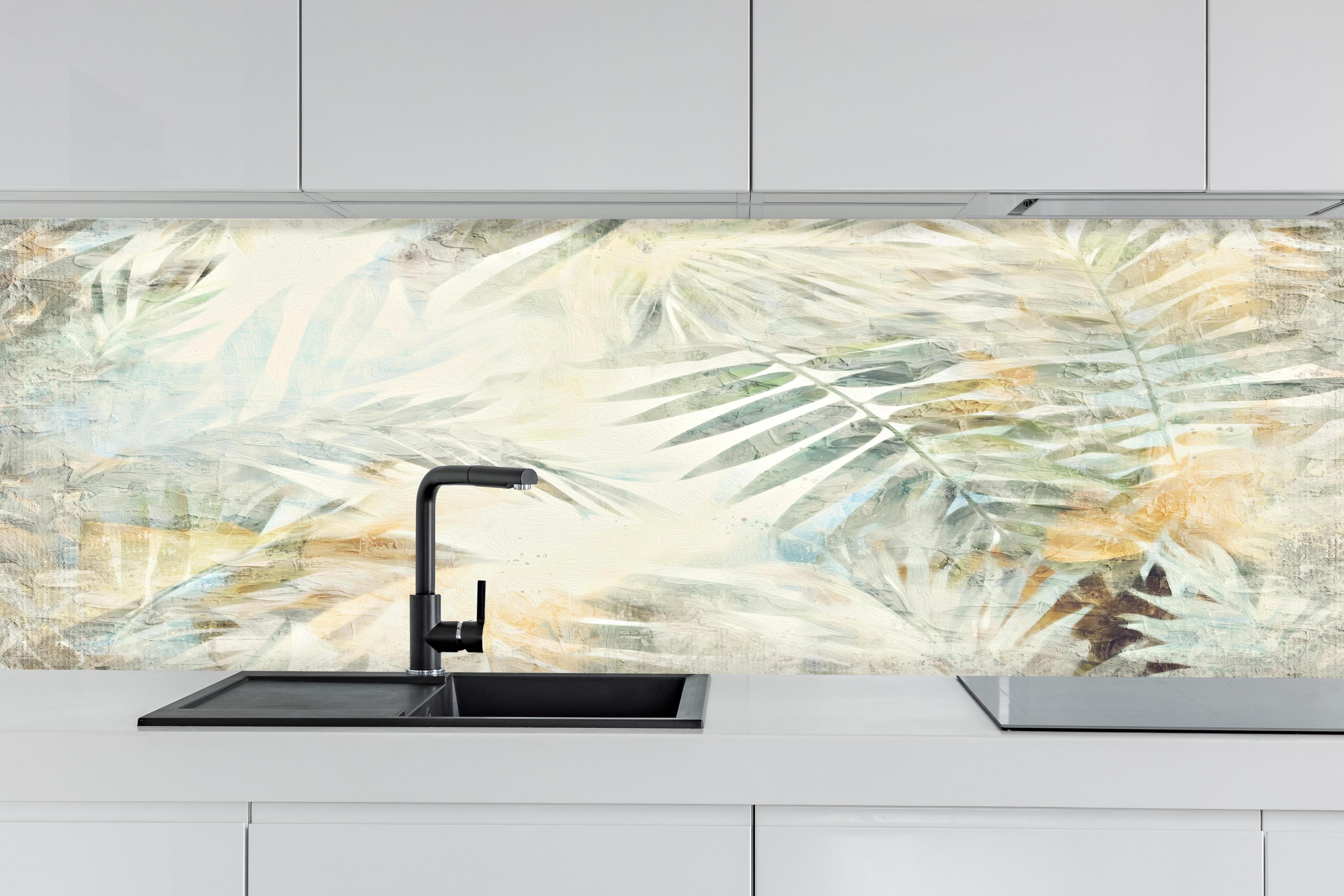 Küche - Buntes Dschungel Gemälde hinter weißen Hochglanz-Küchenregalen und schwarzem Wasserhahn