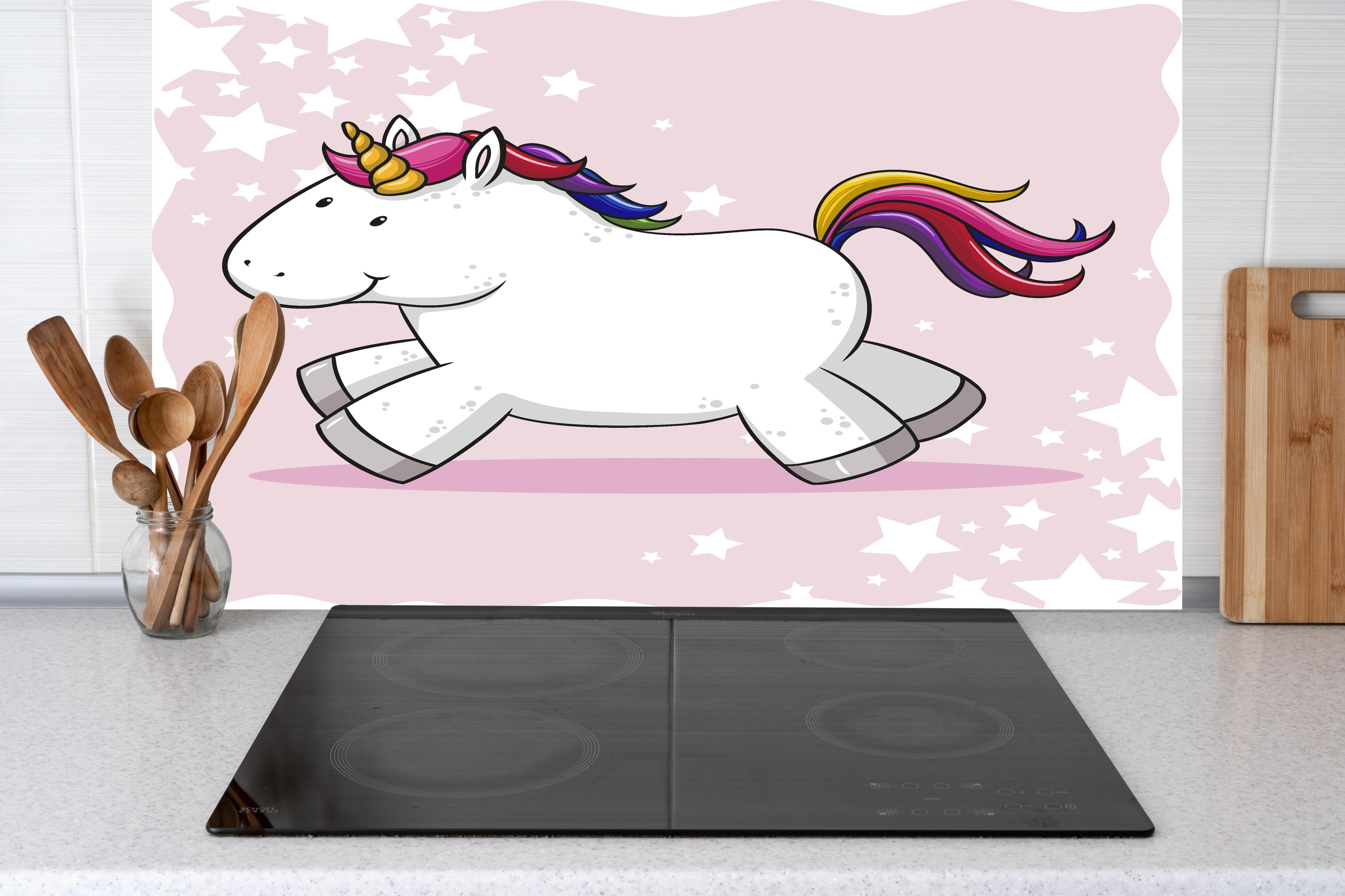 Küche - Buntes Einhorn Plüschtier Design hinter weißen Hochglanz-Küchenregalen und schwarzem Wasserhahn