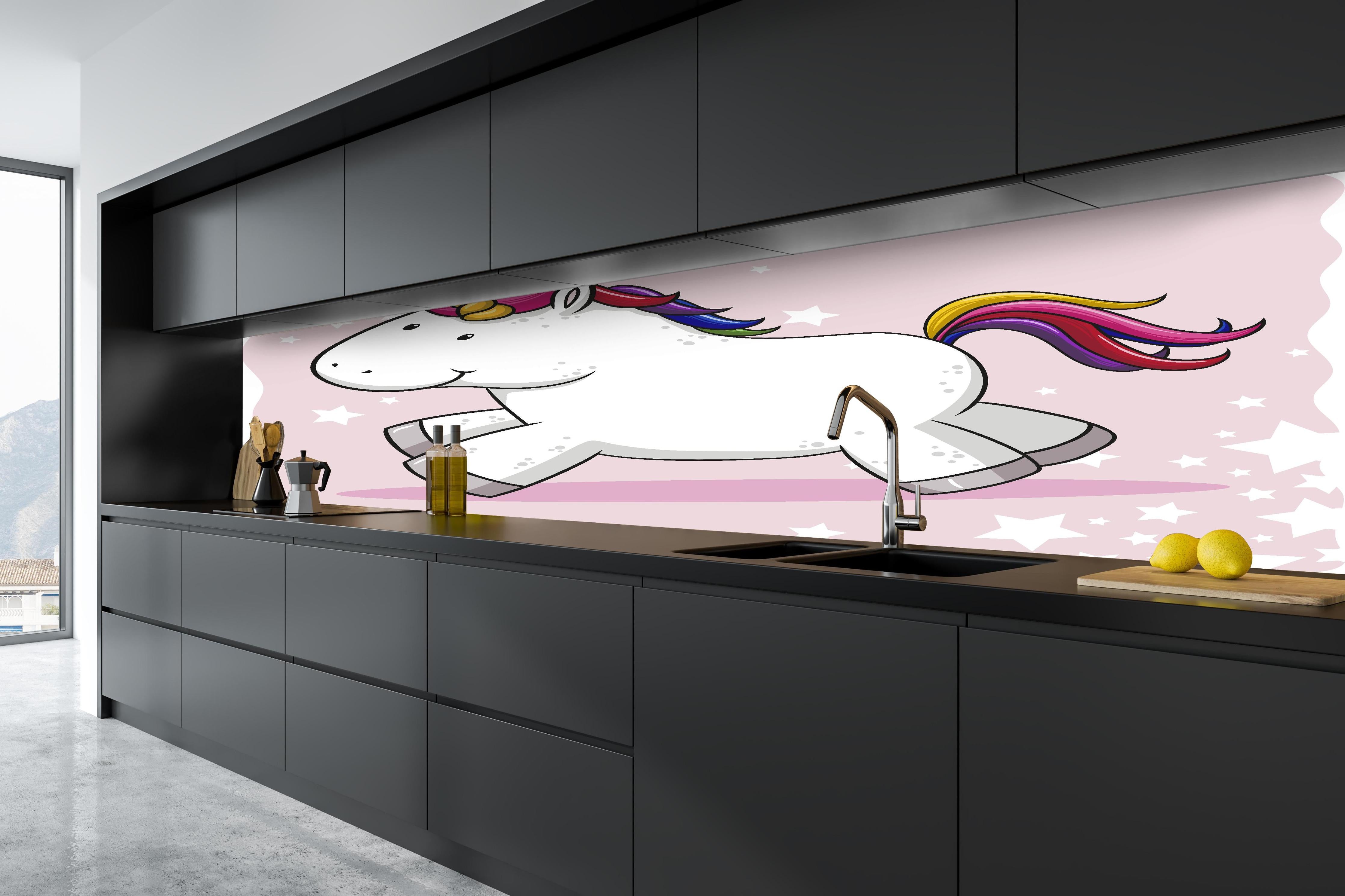 Küche - Buntes Einhorn Plüschtier Design hinter weißen Hochglanz-Küchenregalen und schwarzem Wasserhahn