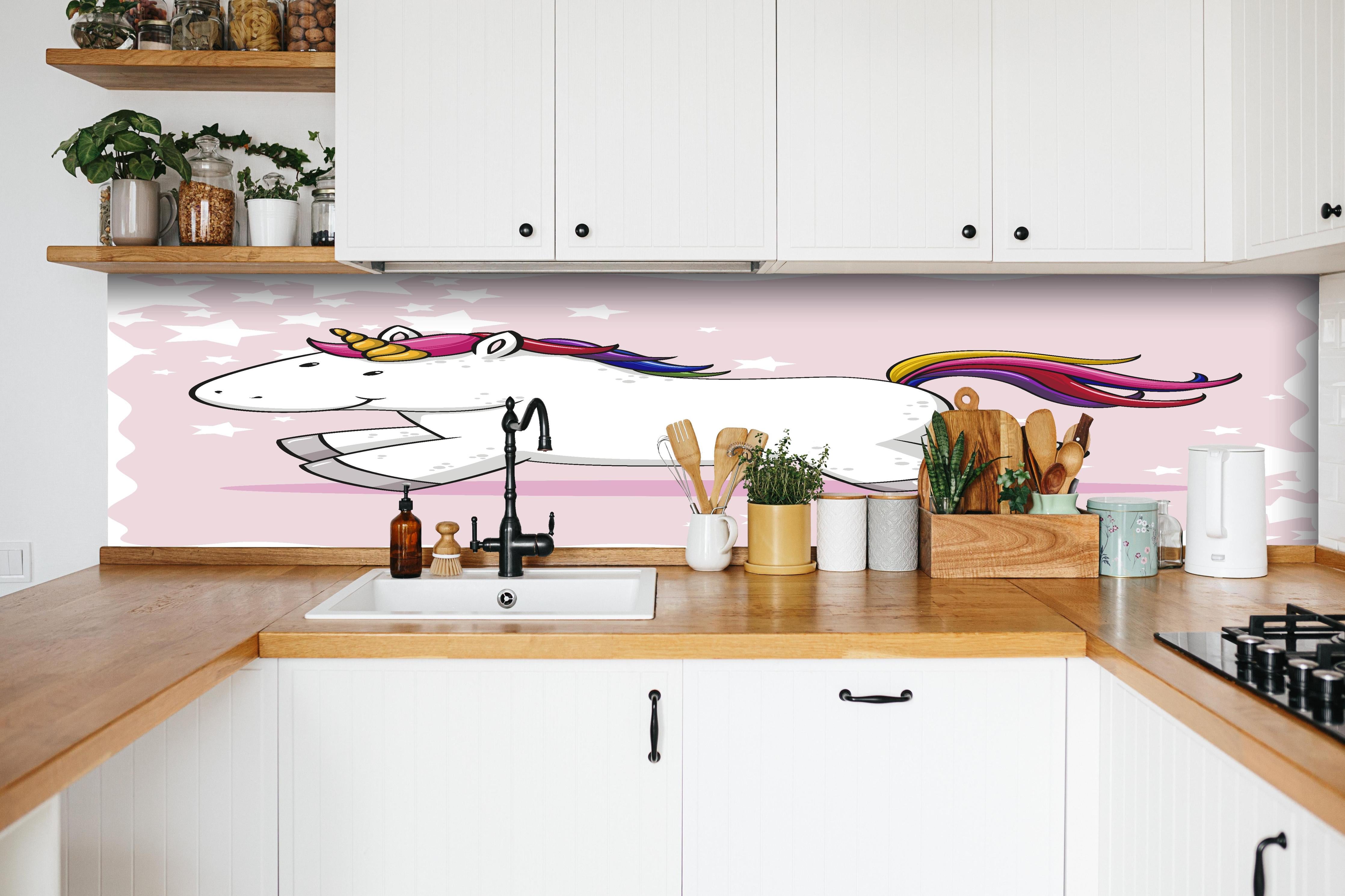 Küche - Buntes Einhorn Plüschtier Design hinter weißen Hochglanz-Küchenregalen und schwarzem Wasserhahn