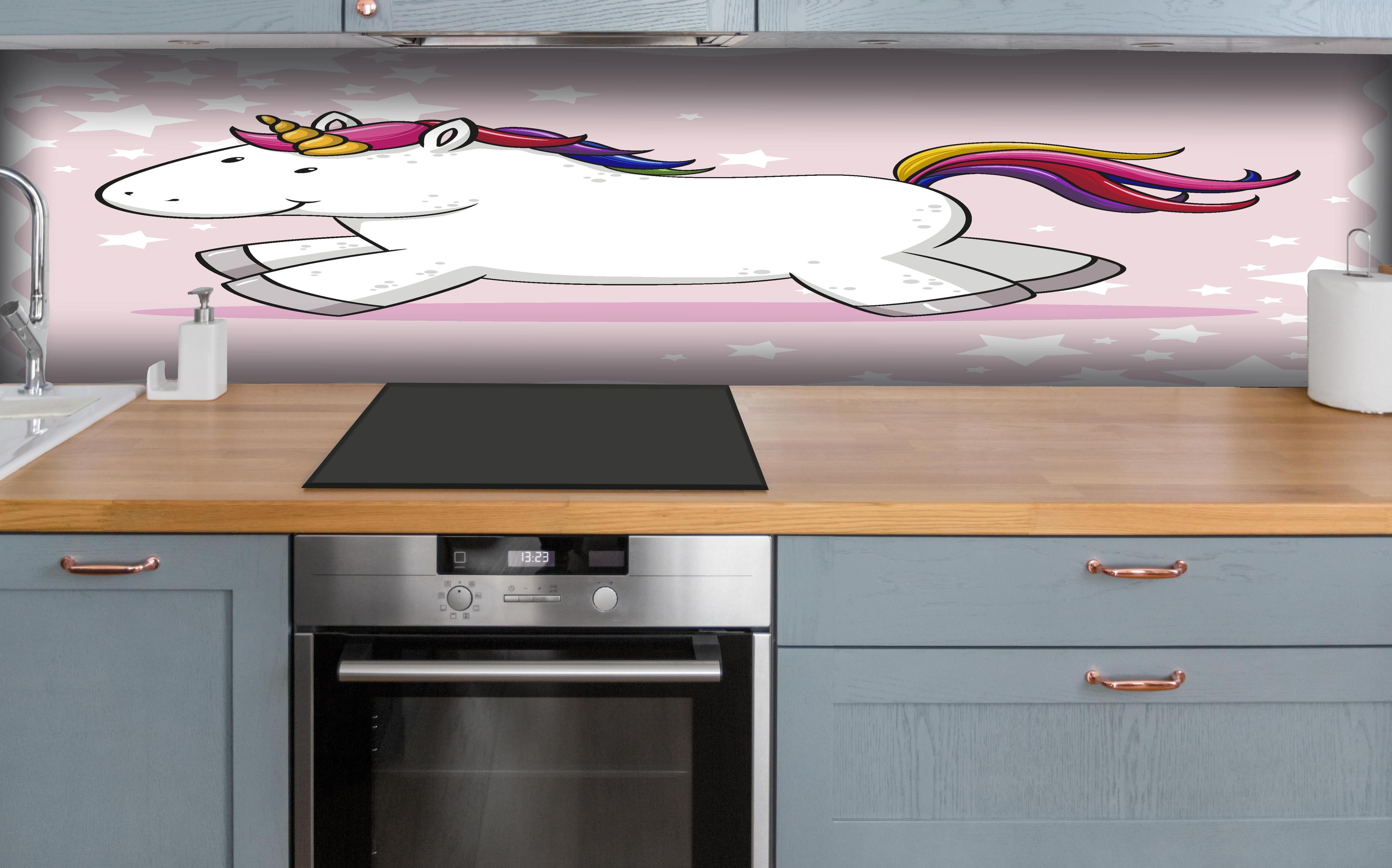 Küche - Buntes Einhorn Plüschtier Design hinter weißen Hochglanz-Küchenregalen und schwarzem Wasserhahn