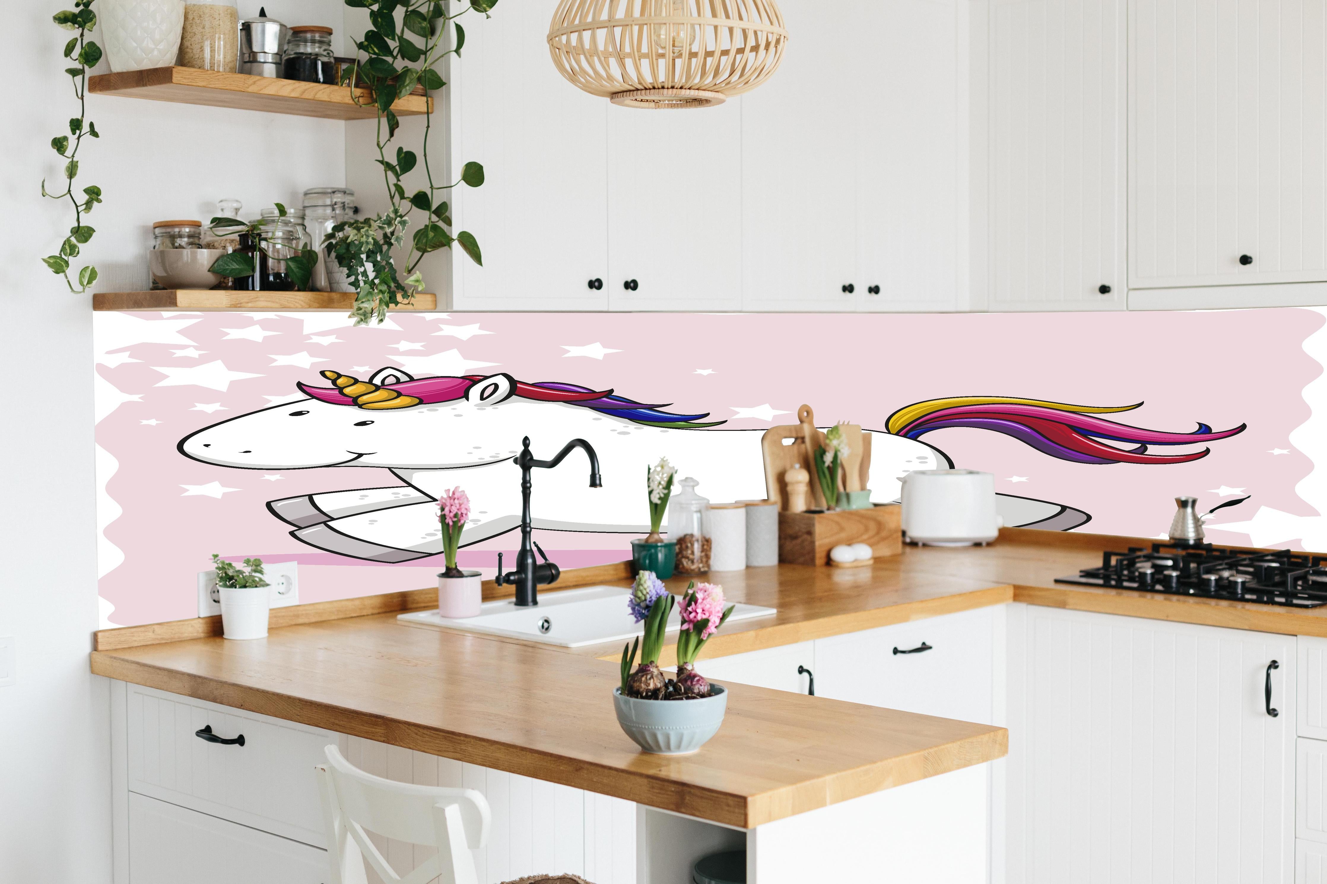 Küche - Buntes Einhorn Plüschtier Design hinter weißen Hochglanz-Küchenregalen und schwarzem Wasserhahn
