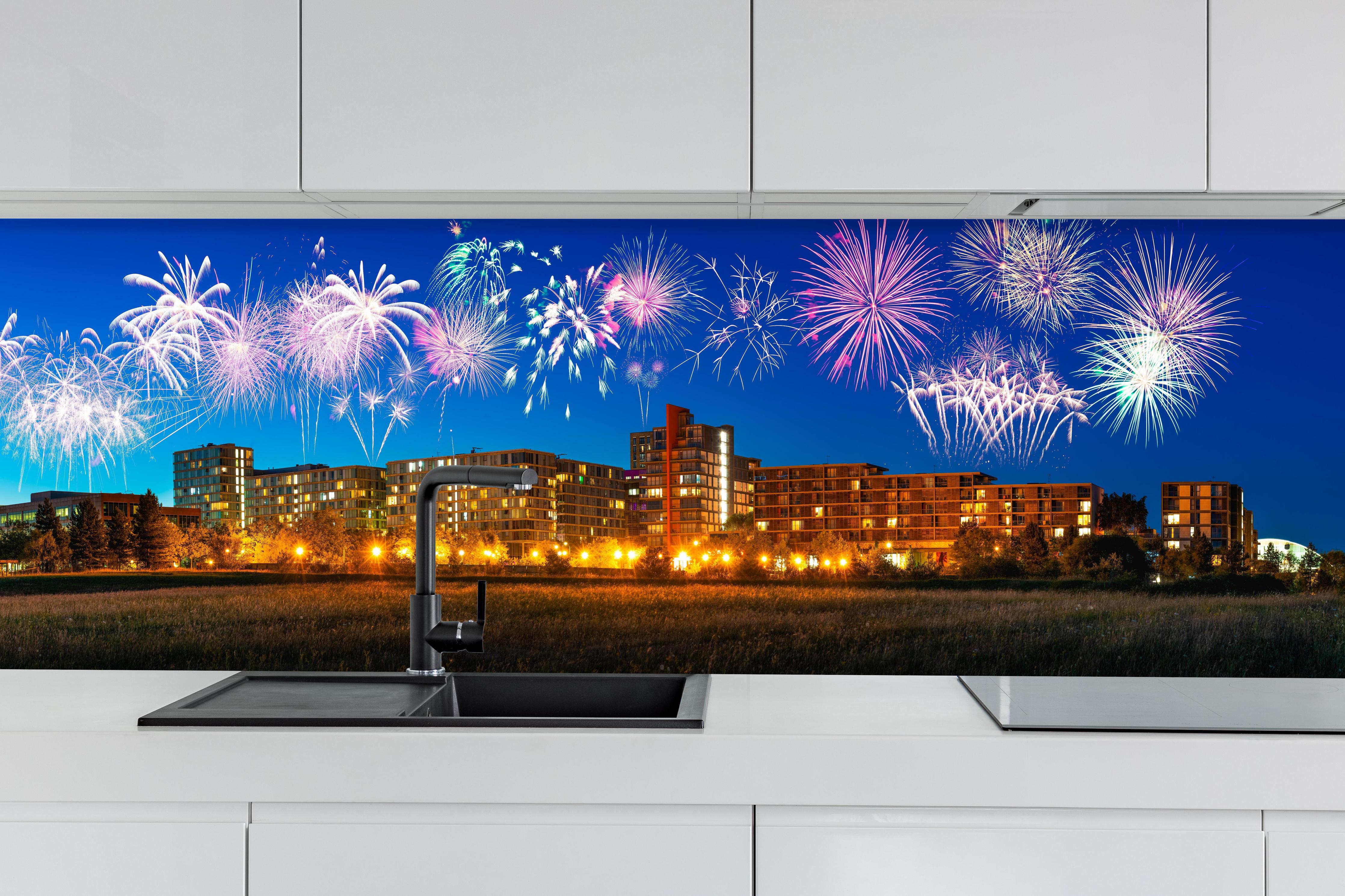 Küche - Buntes Feuerwerk Milton Keynes Skyline hinter weißen Hochglanz-Küchenregalen und schwarzem Wasserhahn