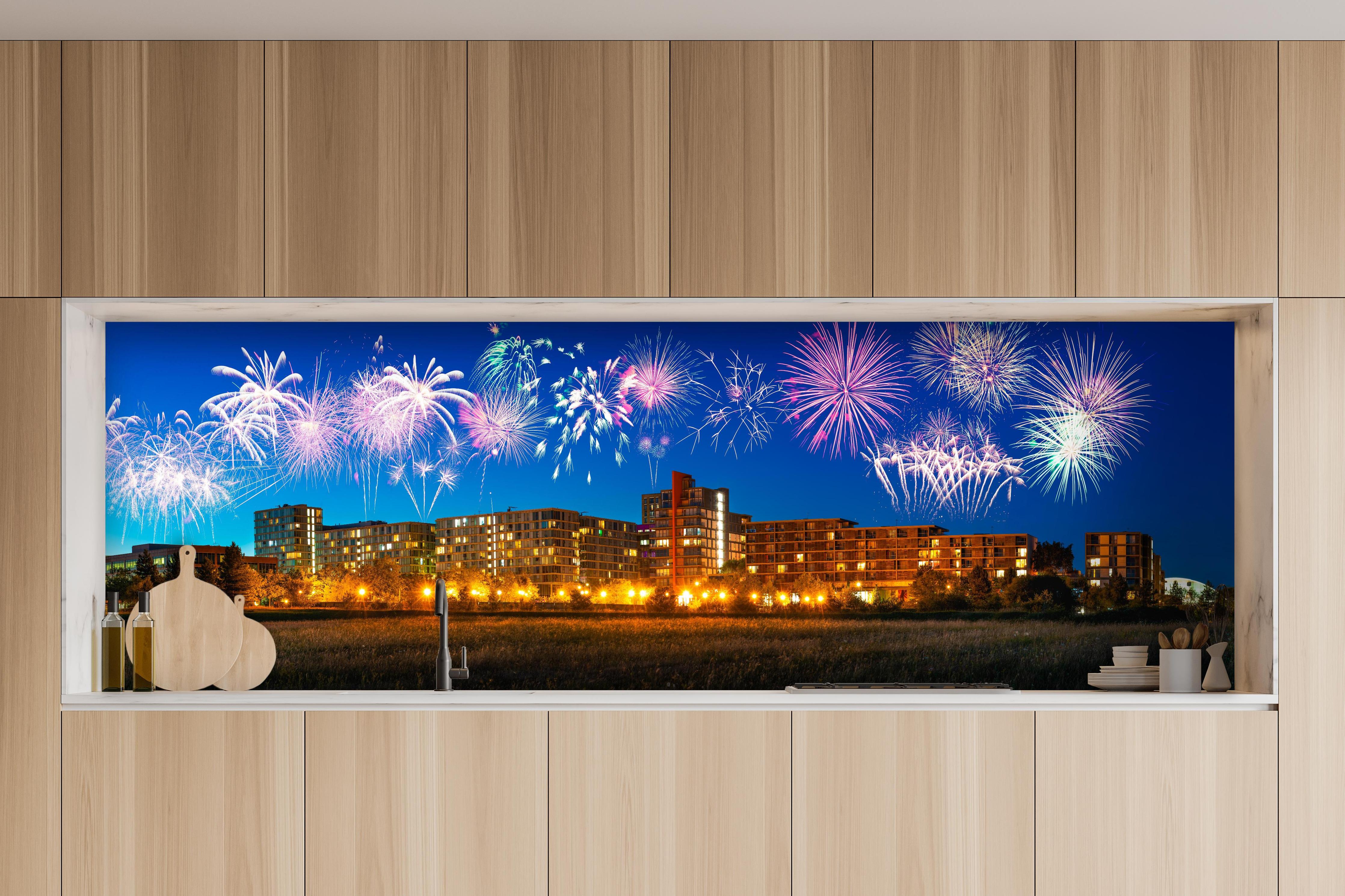 Küche - Buntes Feuerwerk Milton Keynes Skyline hinter weißen Hochglanz-Küchenregalen und schwarzem Wasserhahn