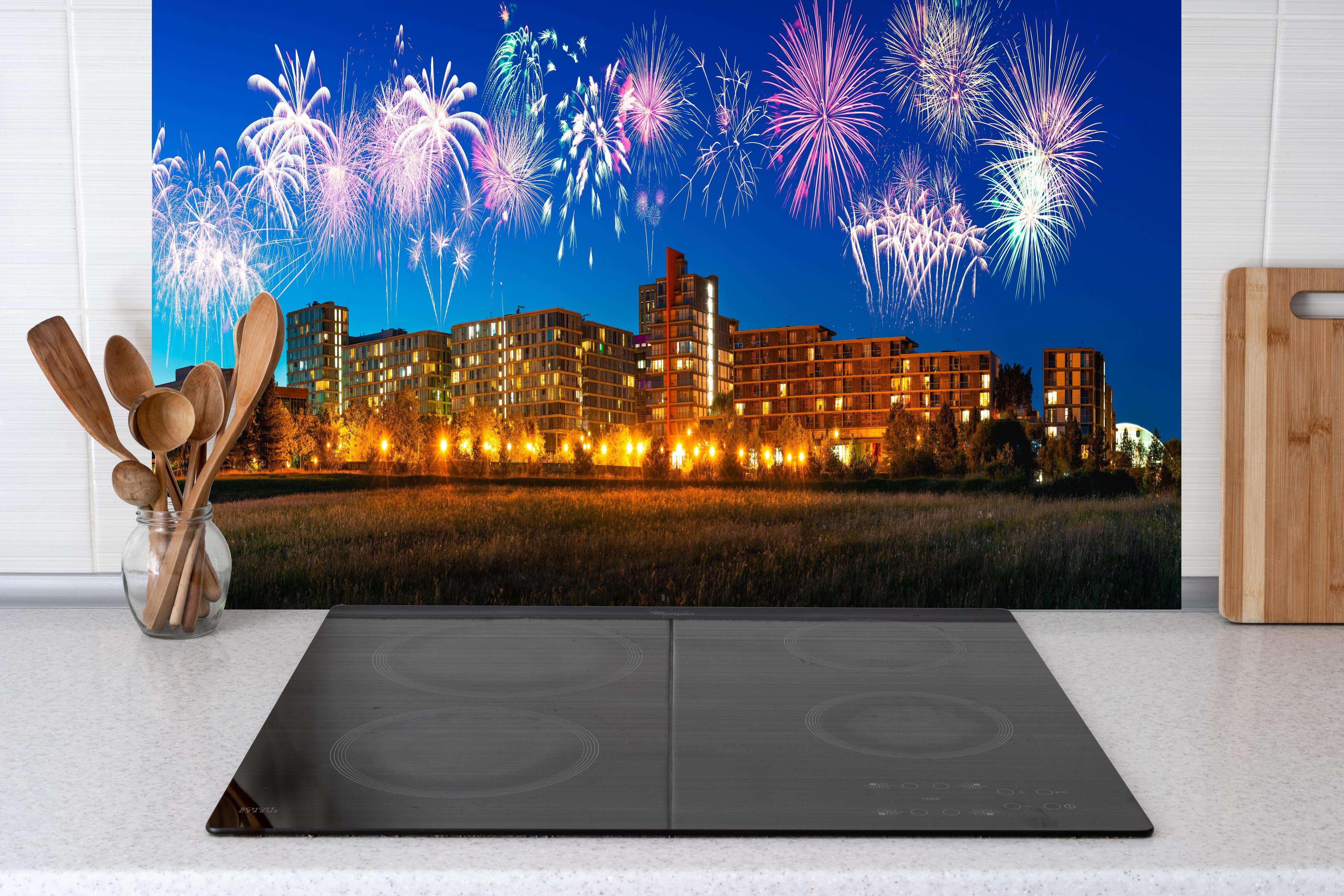 Küche - Buntes Feuerwerk Milton Keynes Skyline hinter weißen Hochglanz-Küchenregalen und schwarzem Wasserhahn