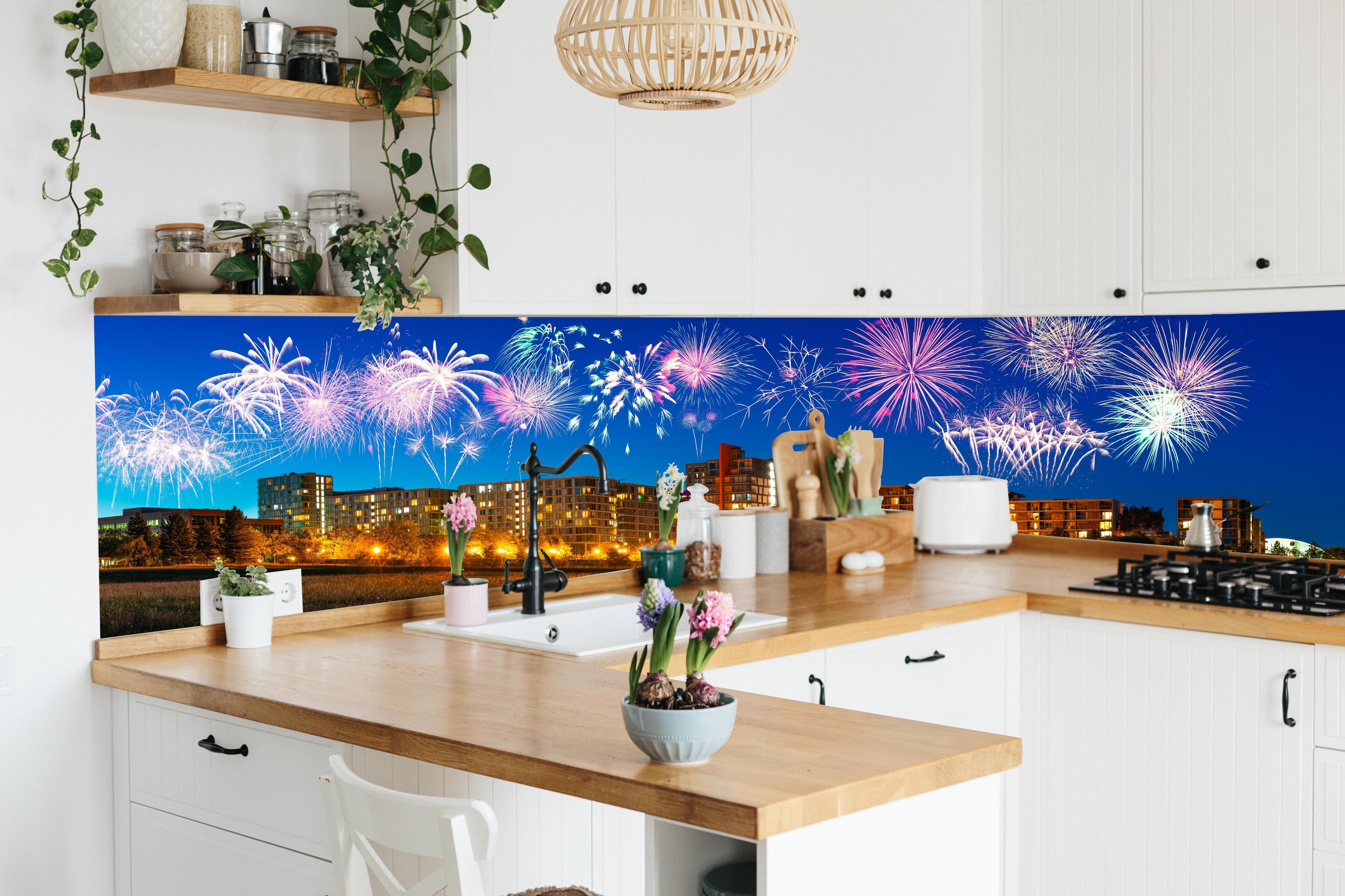 Küche - Buntes Feuerwerk Milton Keynes Skyline hinter weißen Hochglanz-Küchenregalen und schwarzem Wasserhahn