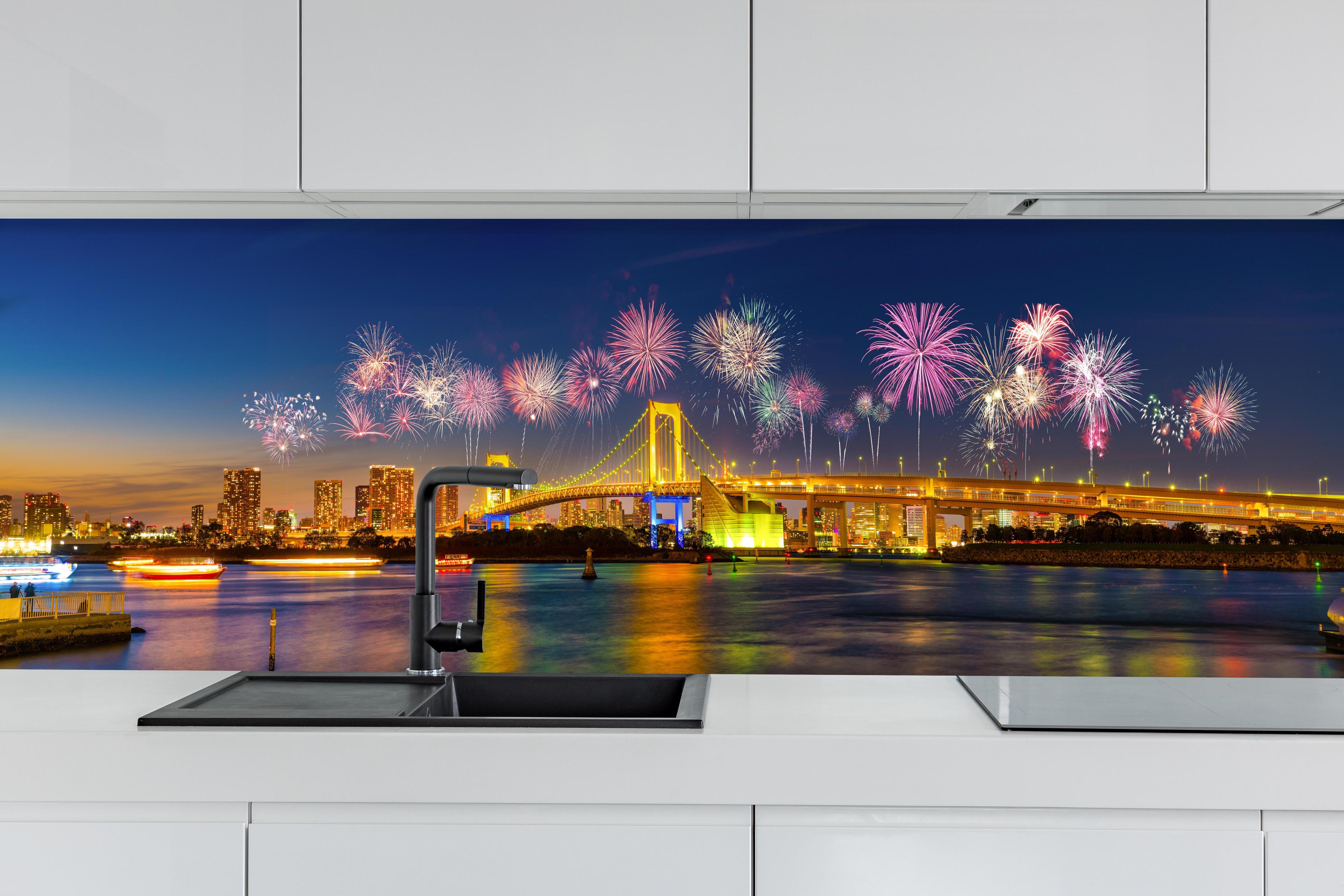 Küche - Buntes Feuerwerk Tokio Rainbow Bridge hinter weißen Hochglanz-Küchenregalen und schwarzem Wasserhahn