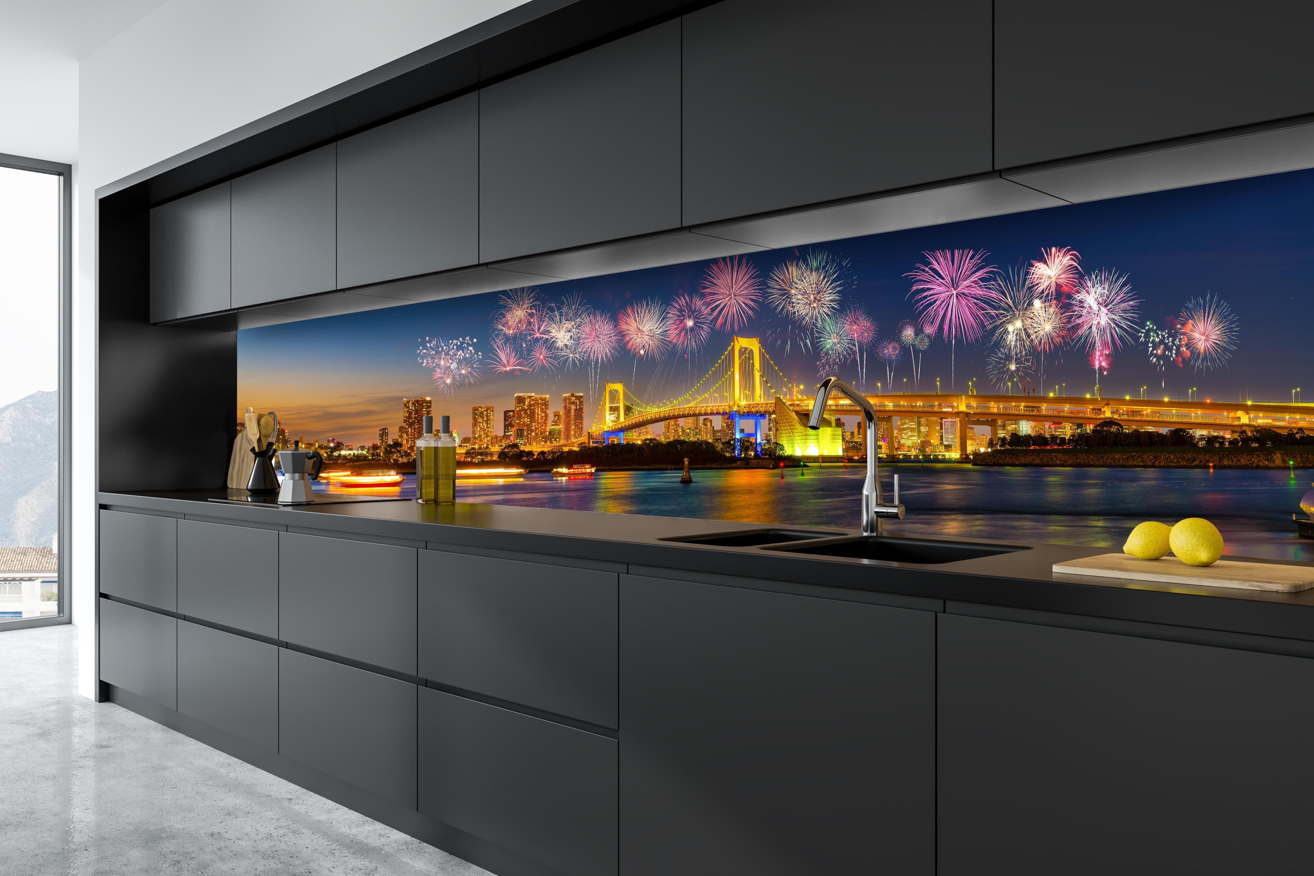 Küche - Buntes Feuerwerk Tokio Rainbow Bridge hinter weißen Hochglanz-Küchenregalen und schwarzem Wasserhahn