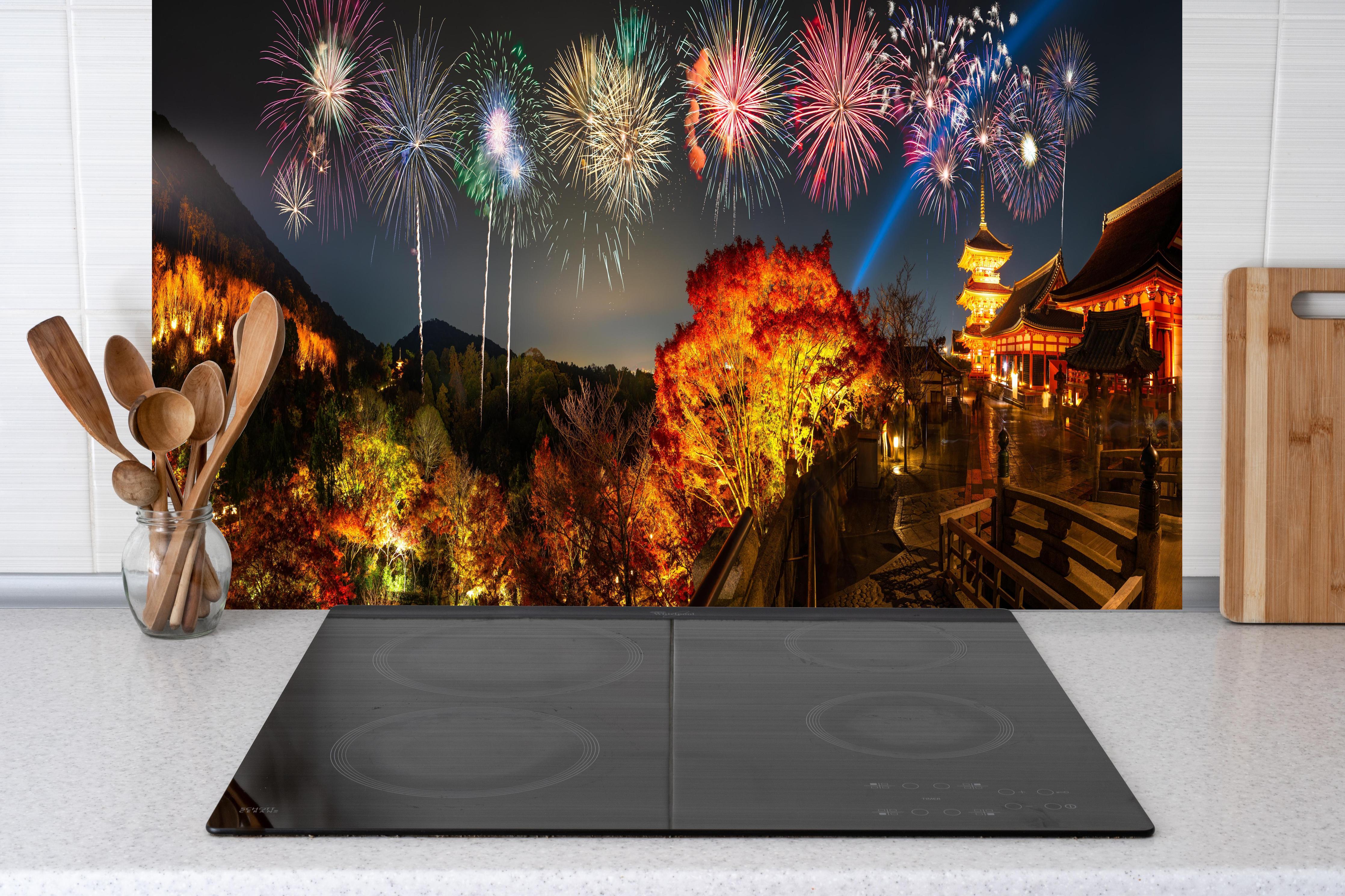 Küche - Buntes Feuerwerk am Kiyomizu-dera Tempel hinter weißen Hochglanz-Küchenregalen und schwarzem Wasserhahn