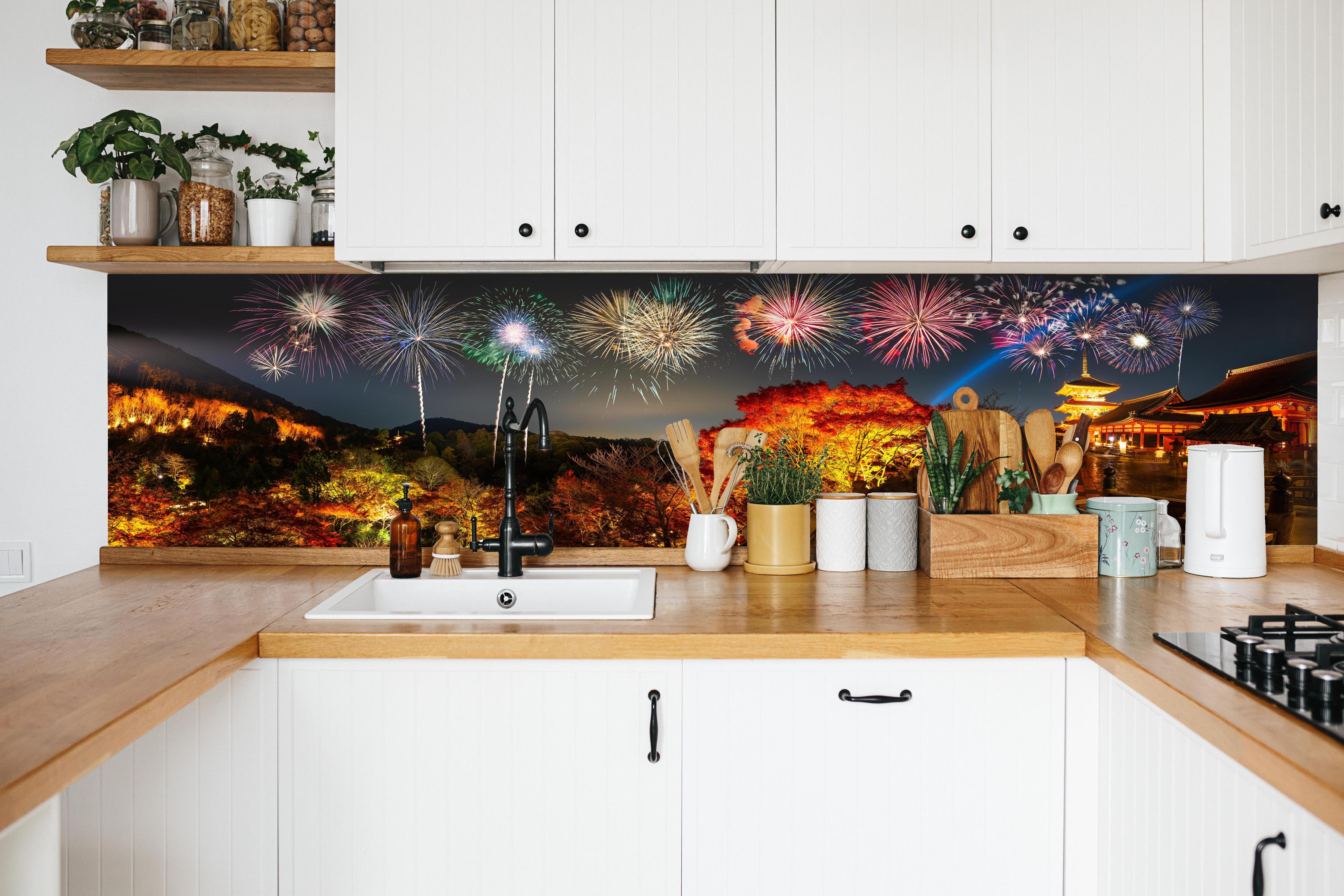 Küche - Buntes Feuerwerk am Kiyomizu-dera Tempel hinter weißen Hochglanz-Küchenregalen und schwarzem Wasserhahn