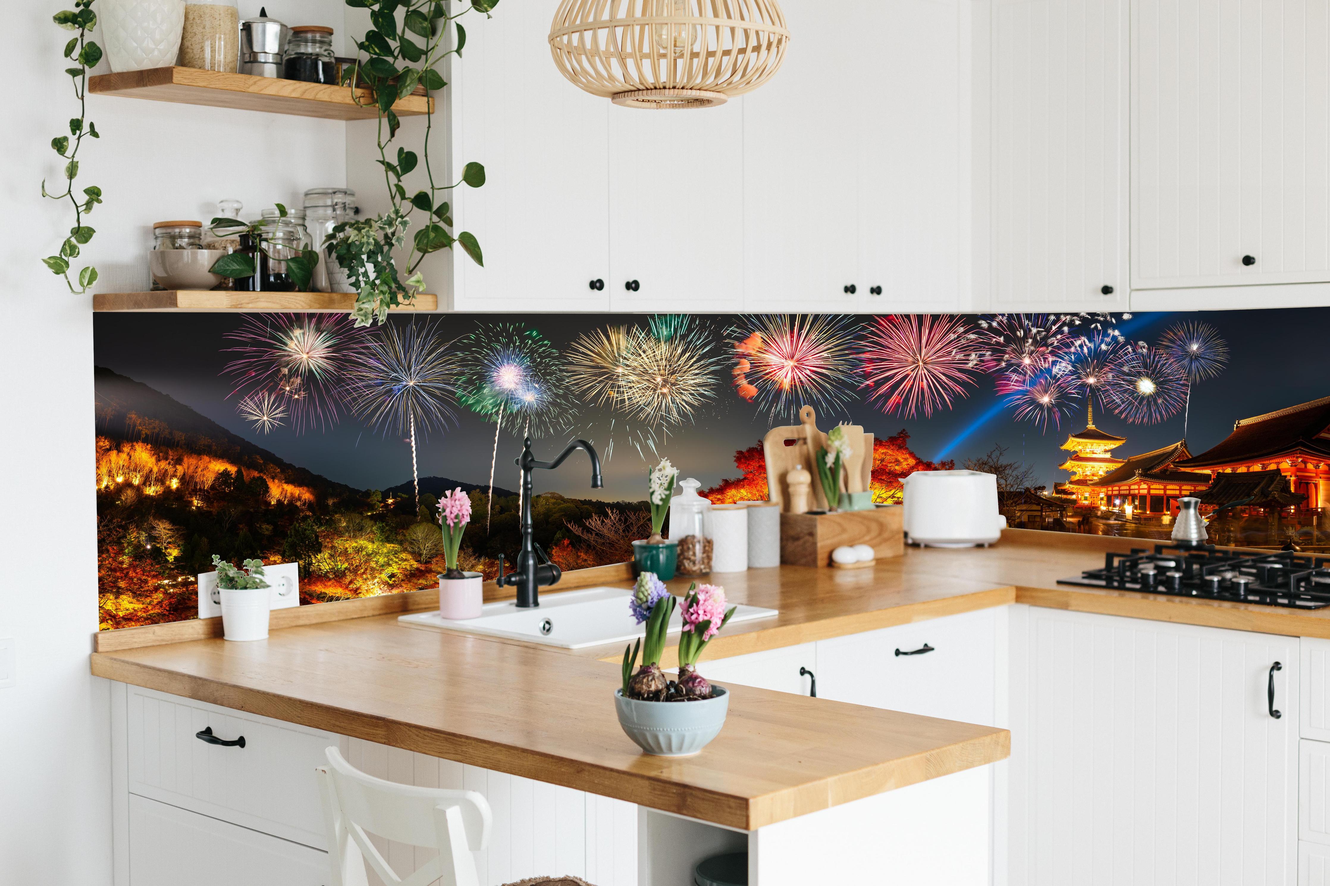 Küche - Buntes Feuerwerk am Kiyomizu-dera Tempel hinter weißen Hochglanz-Küchenregalen und schwarzem Wasserhahn