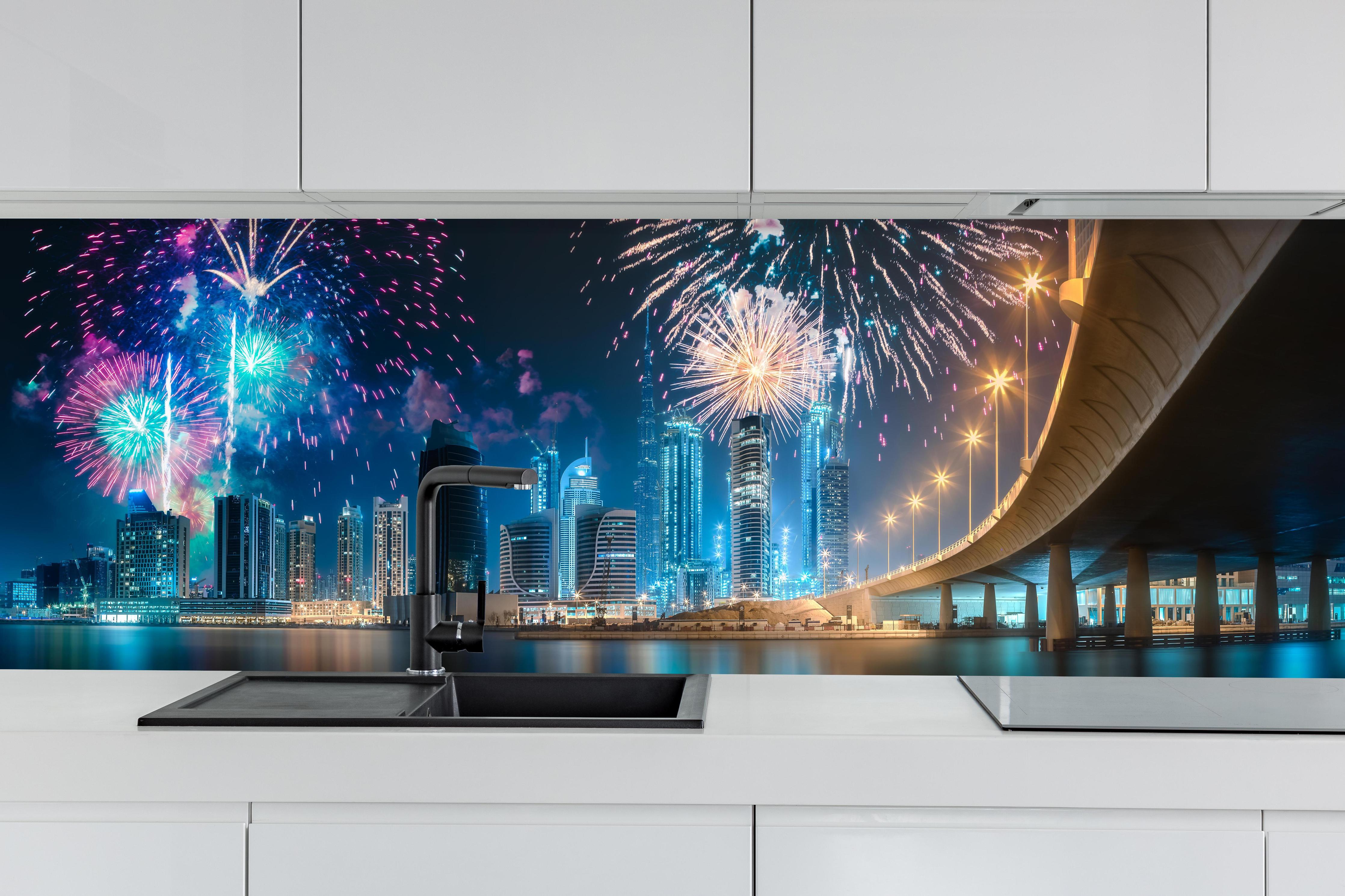 Küche - Buntes Feuerwerk über Dubai Business Bay hinter weißen Hochglanz-Küchenregalen und schwarzem Wasserhahn