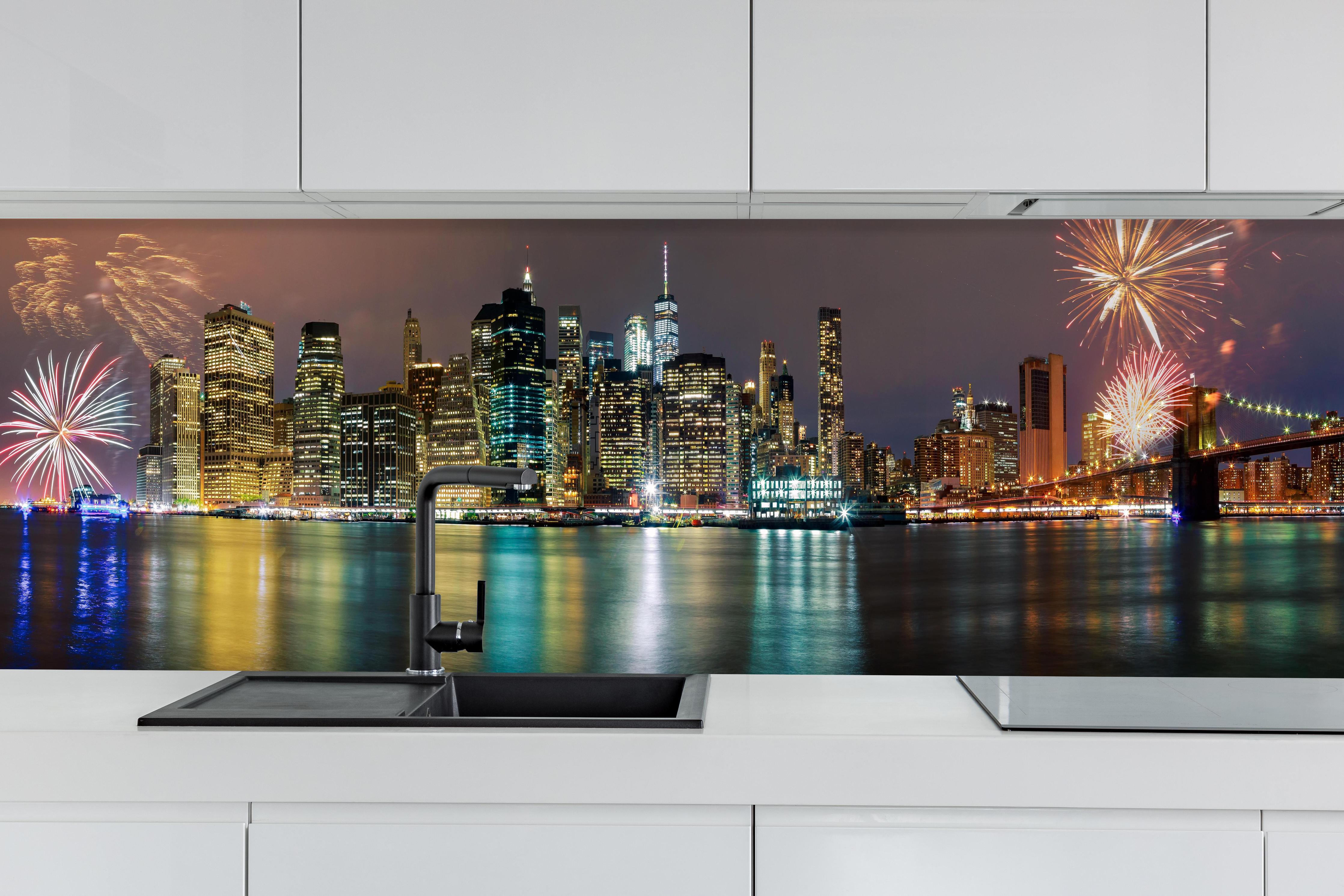 Küche - Buntes Feuerwerk über Manhattan Skyline hinter weißen Hochglanz-Küchenregalen und schwarzem Wasserhahn