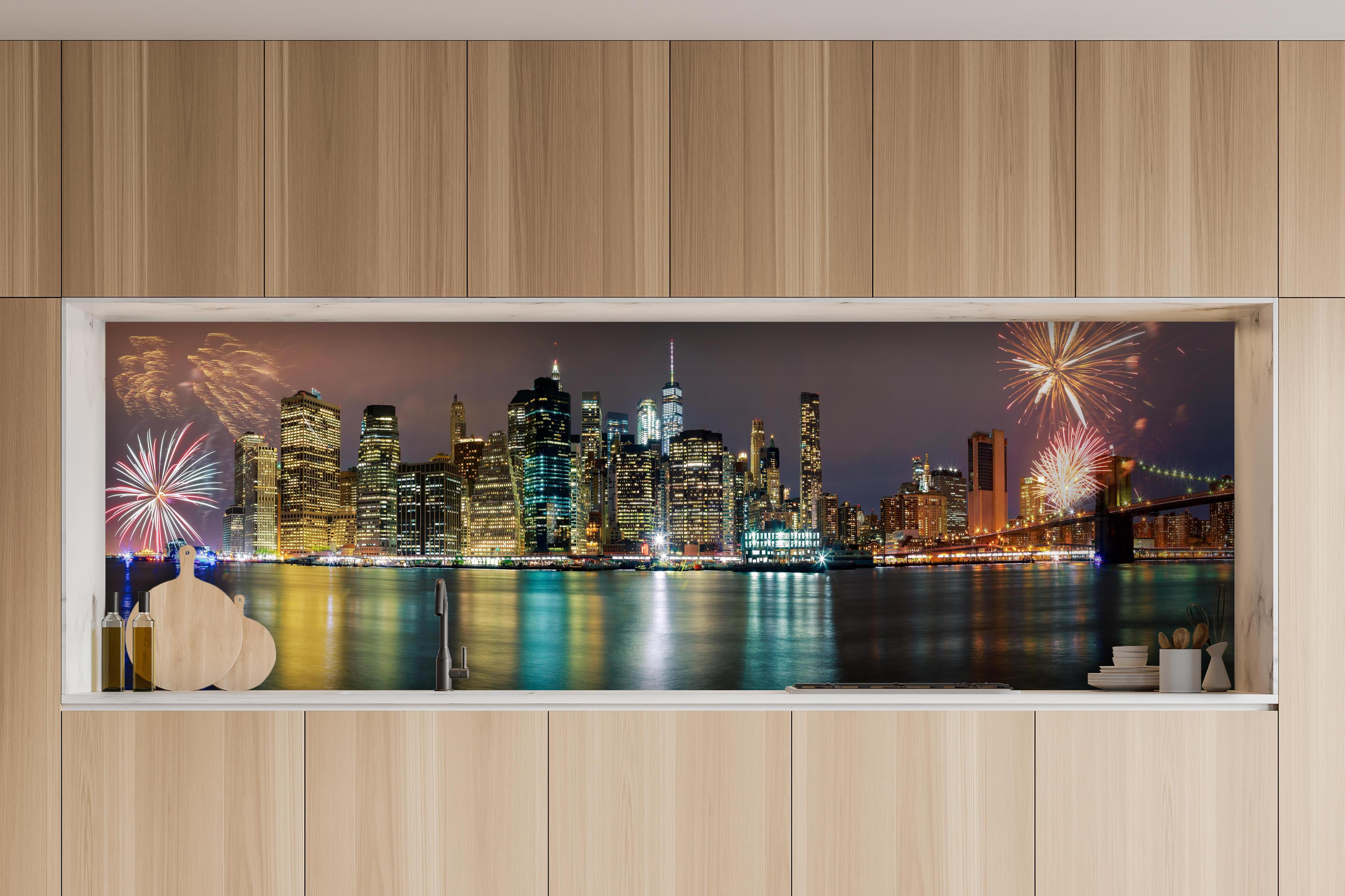 Küche - Buntes Feuerwerk über Manhattan Skyline hinter weißen Hochglanz-Küchenregalen und schwarzem Wasserhahn