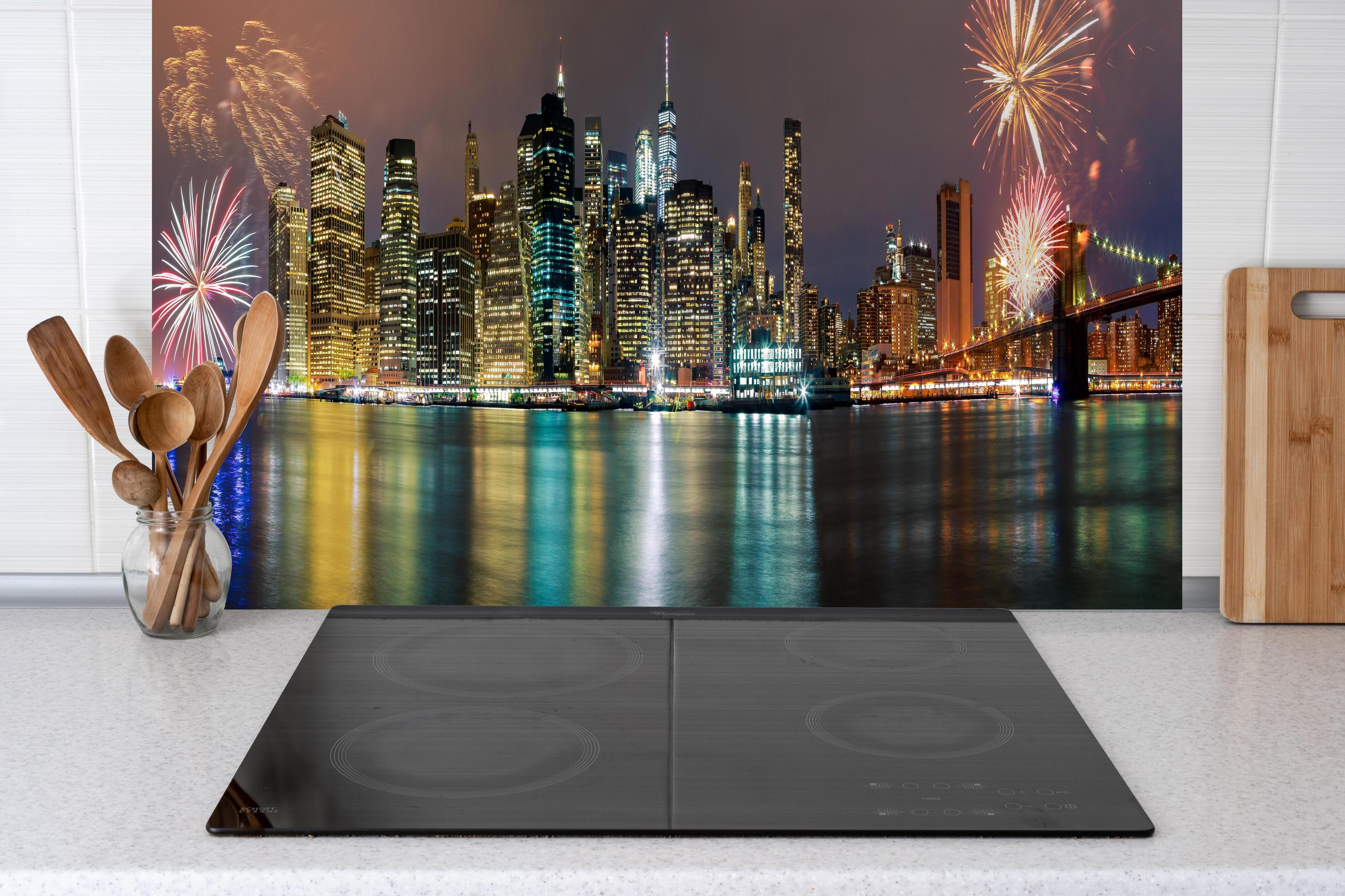 Küche - Buntes Feuerwerk über Manhattan Skyline hinter weißen Hochglanz-Küchenregalen und schwarzem Wasserhahn