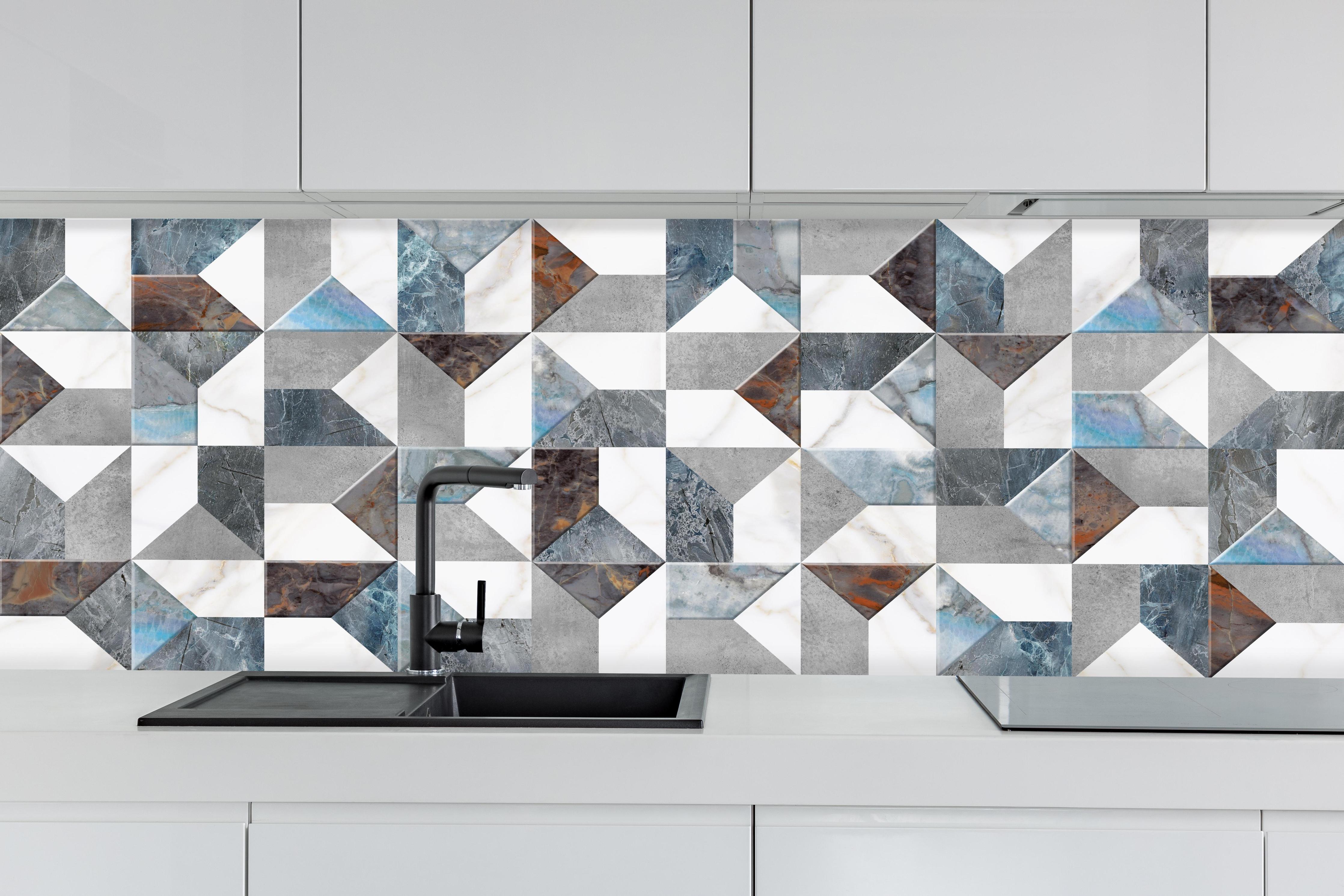 Küche - Buntes Fliesenmuster hinter weißen Hochglanz-Küchenregalen und schwarzem Wasserhahn
