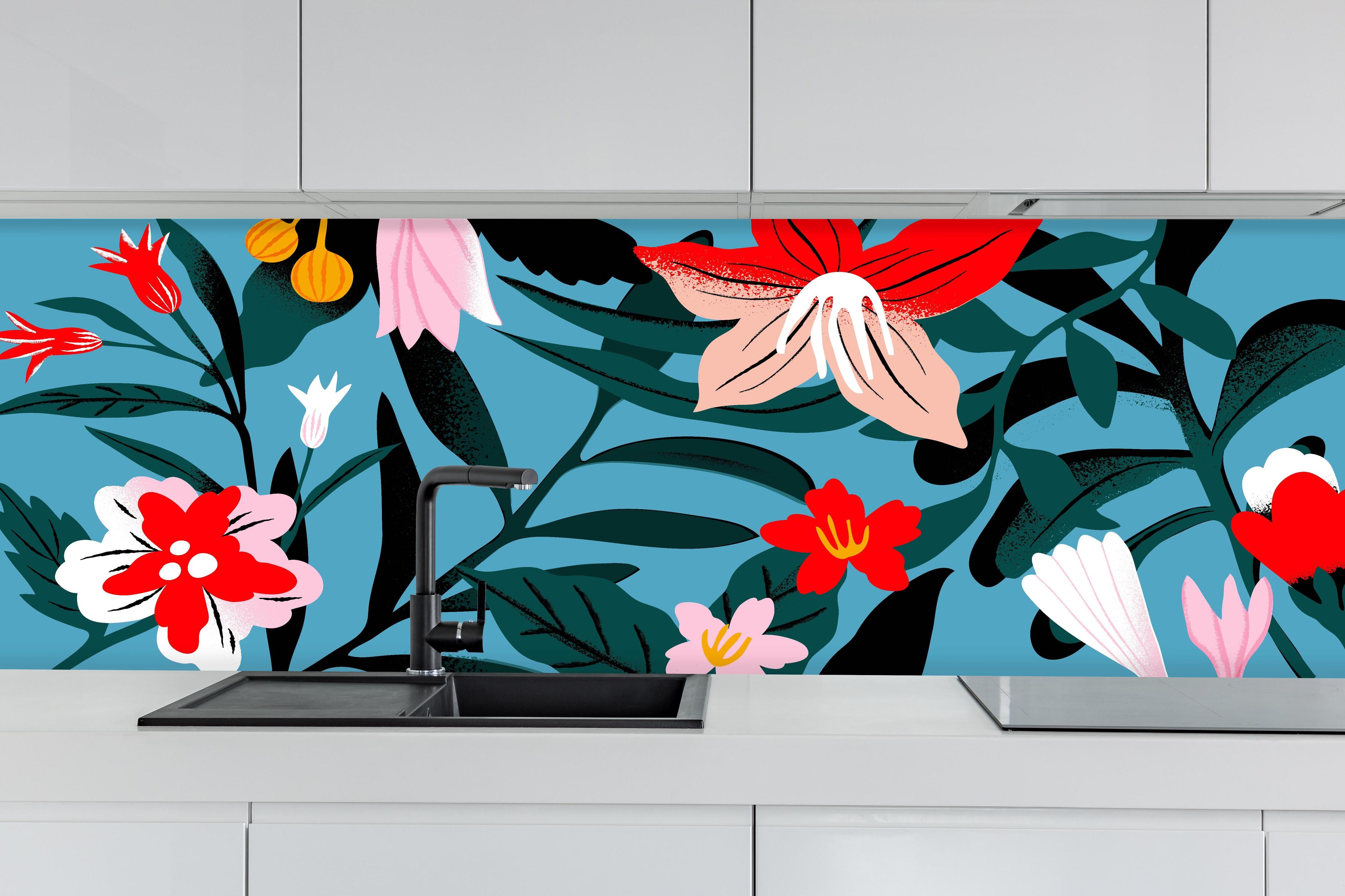 Küche - Buntes Florales Muster auf Blauem Hintergrund hinter weißen Hochglanz-Küchenregalen und schwarzem Wasserhahn