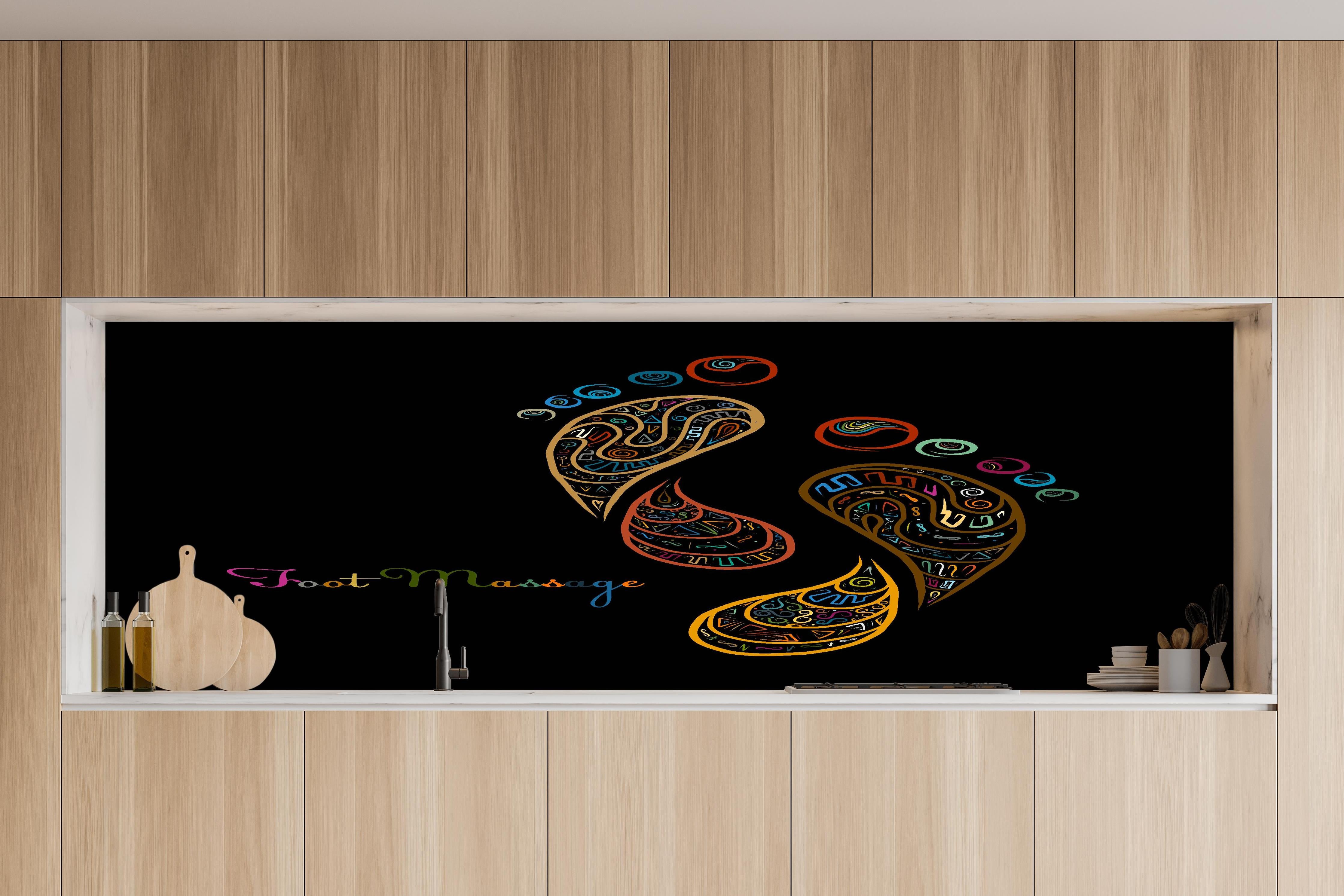 Küche - Buntes Fußmassage Bild in Grau- und Weißtönen hinter weißen Hochglanz-Küchenregalen und schwarzem Wasserhahn