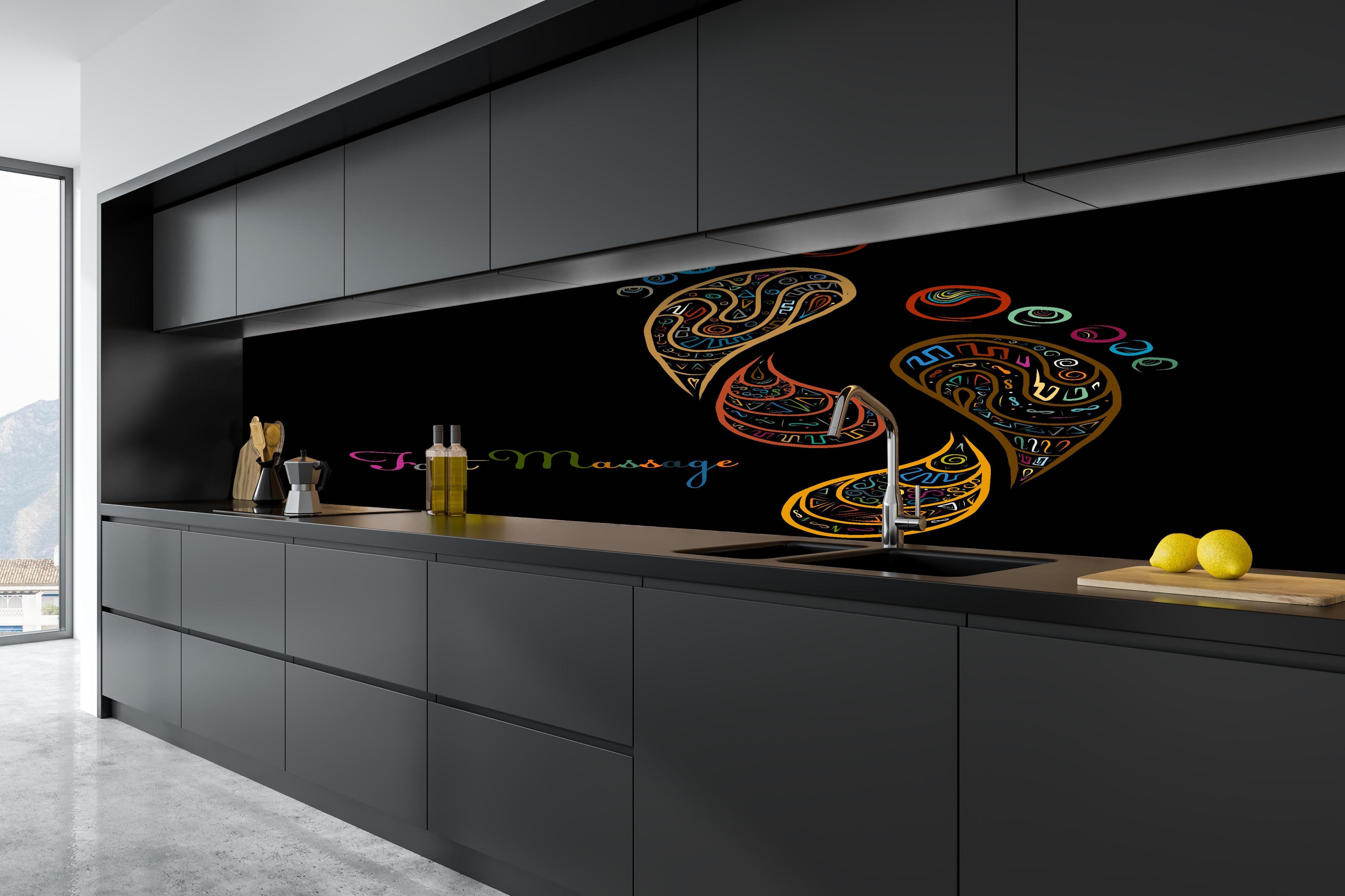 Küche - Buntes Fußmassage Bild in Grau- und Weißtönen hinter weißen Hochglanz-Küchenregalen und schwarzem Wasserhahn