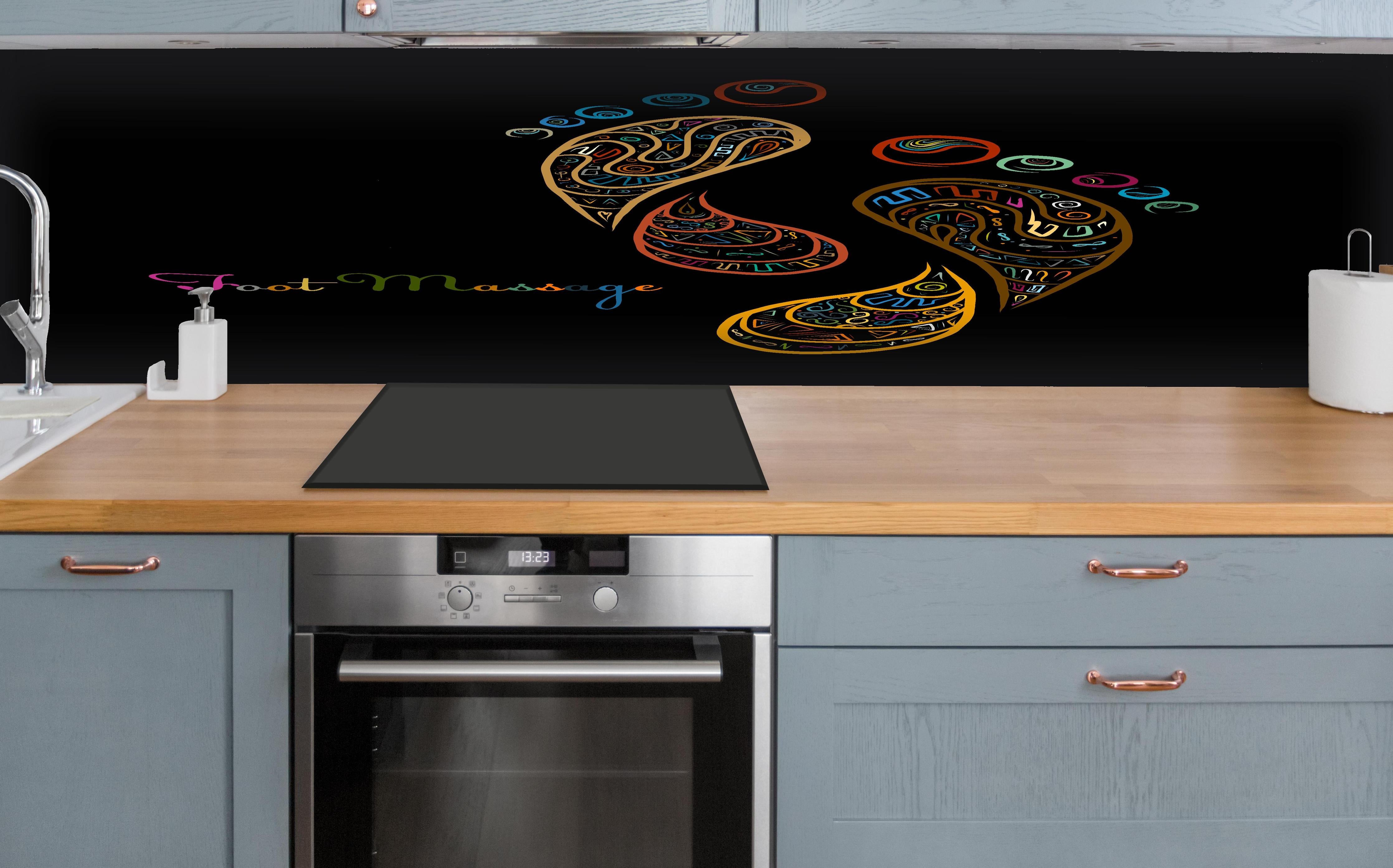 Küche - Buntes Fußmassage Bild in Grau- und Weißtönen hinter weißen Hochglanz-Küchenregalen und schwarzem Wasserhahn