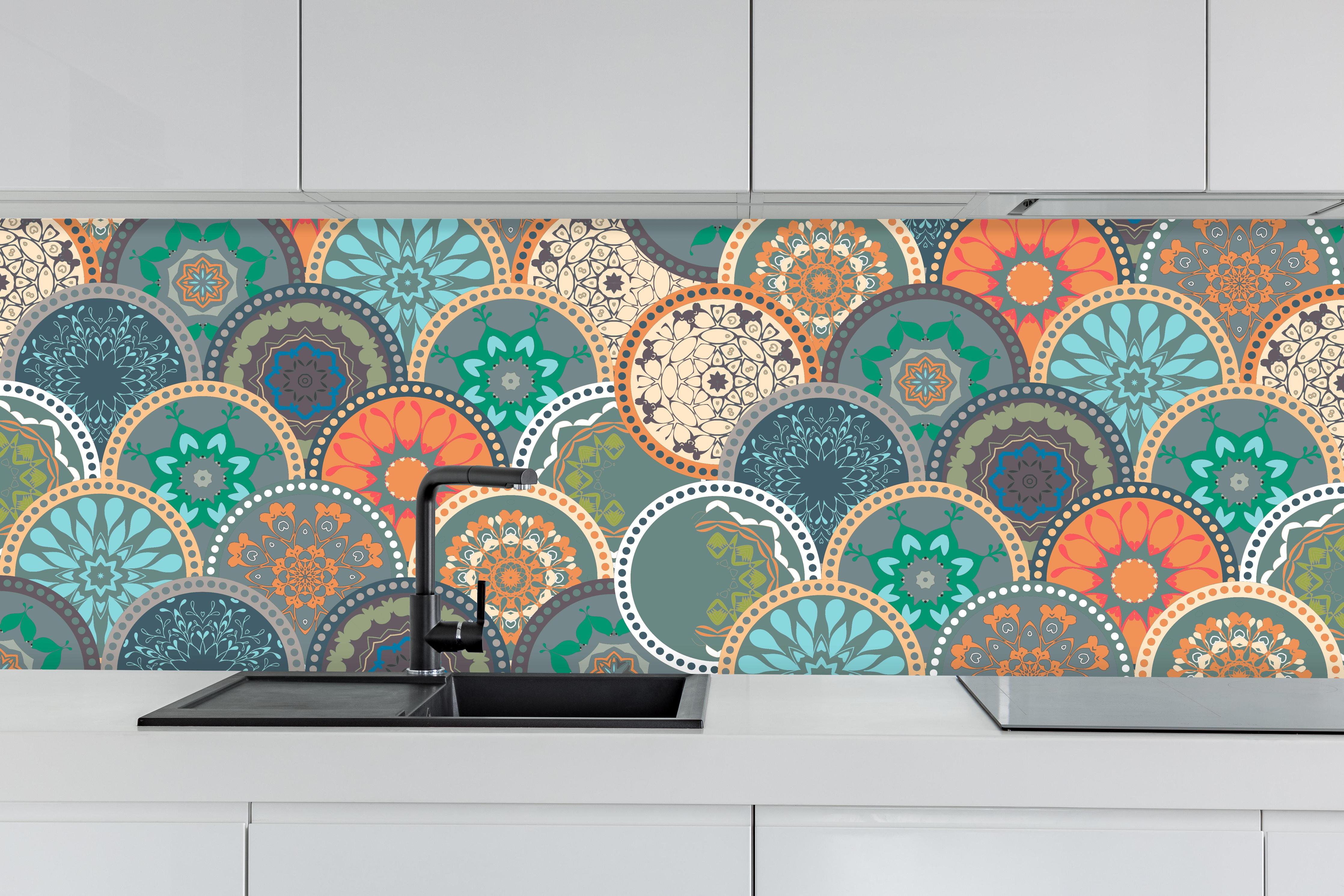 Küche - Buntes Mandala-Design mit floralen Mustern hinter weißen Hochglanz-Küchenregalen und schwarzem Wasserhahn